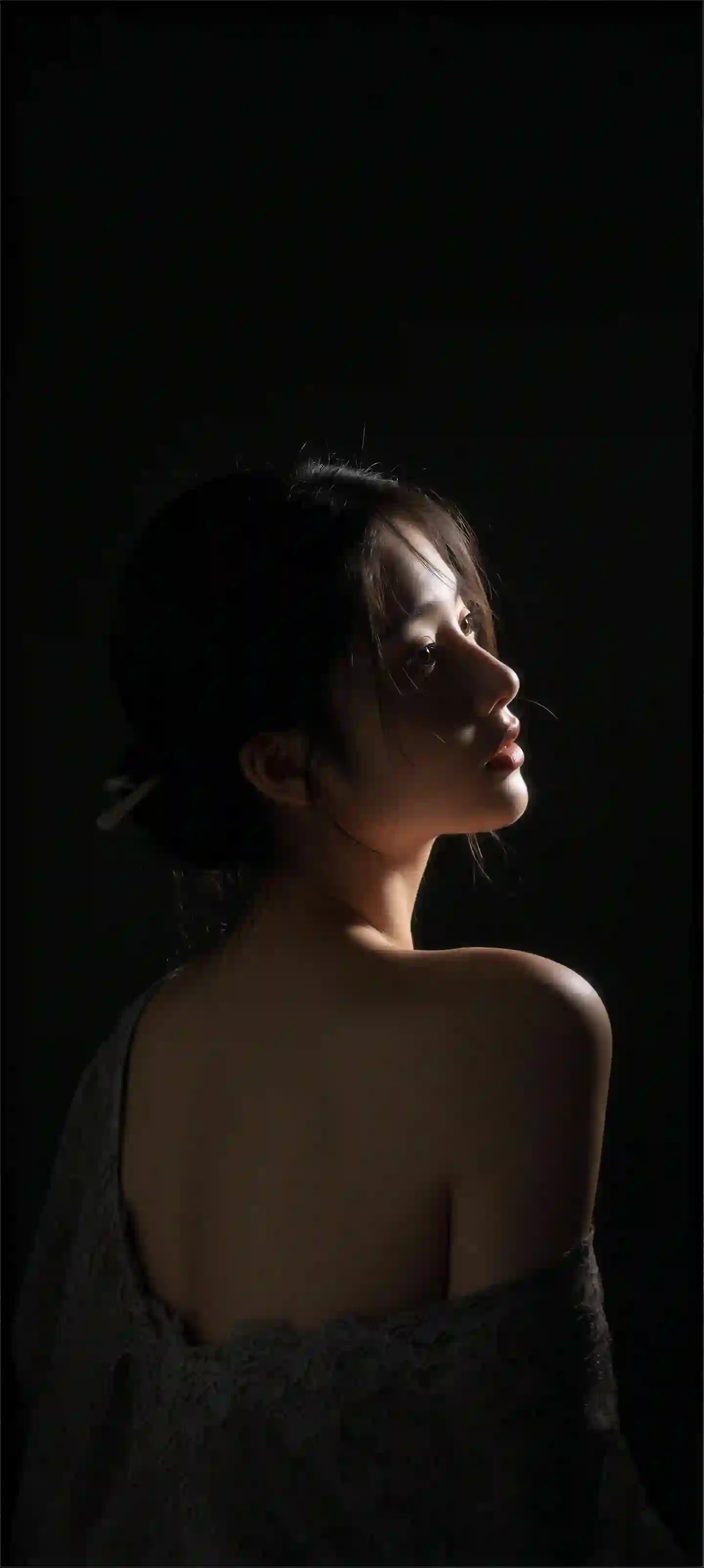 人像摄影 暗调光影 侧颜美女 蕾丝露背 黑色背景 优雅写真