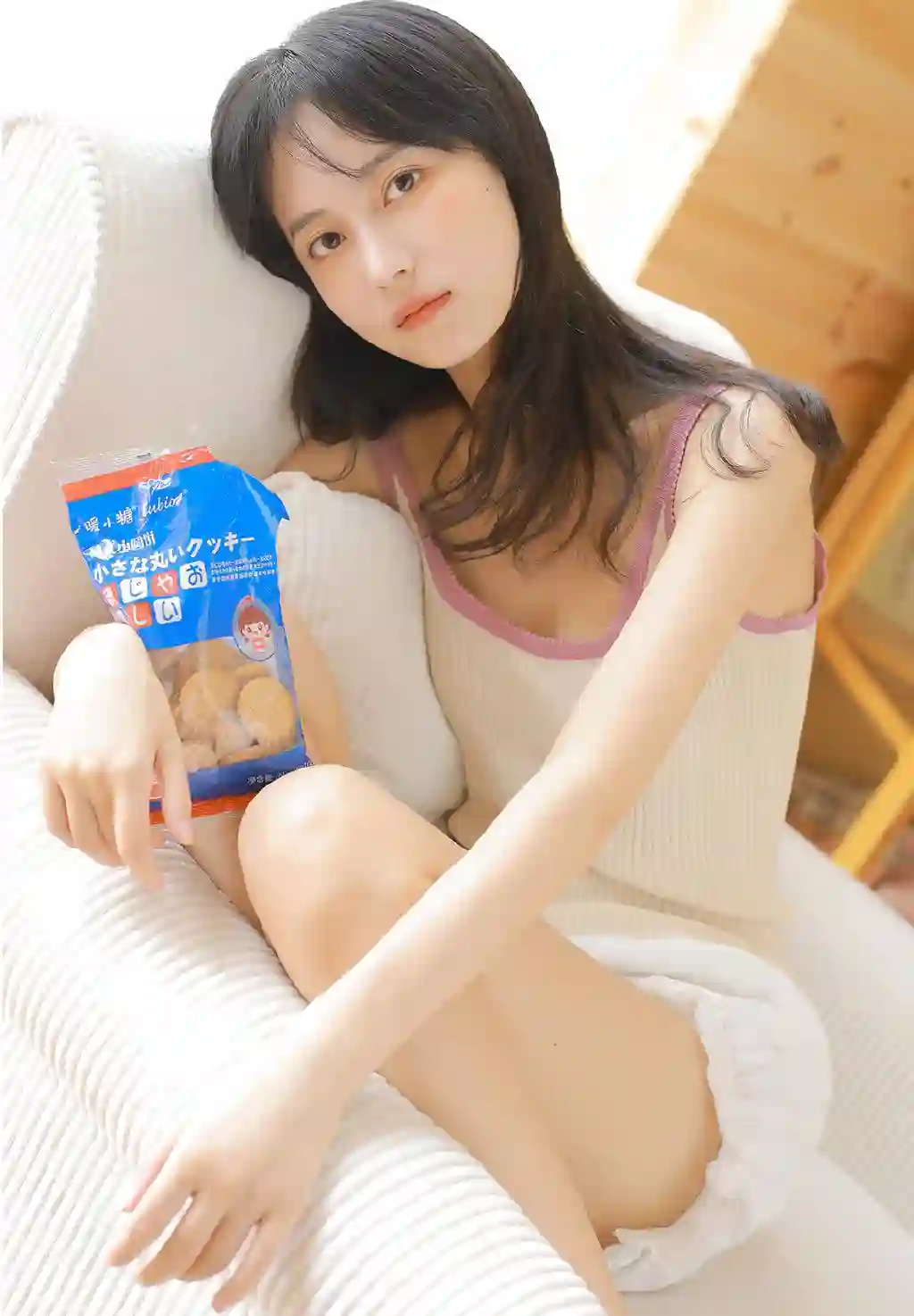 躺在沙发上的可爱美女 居家写真 可爱 性感