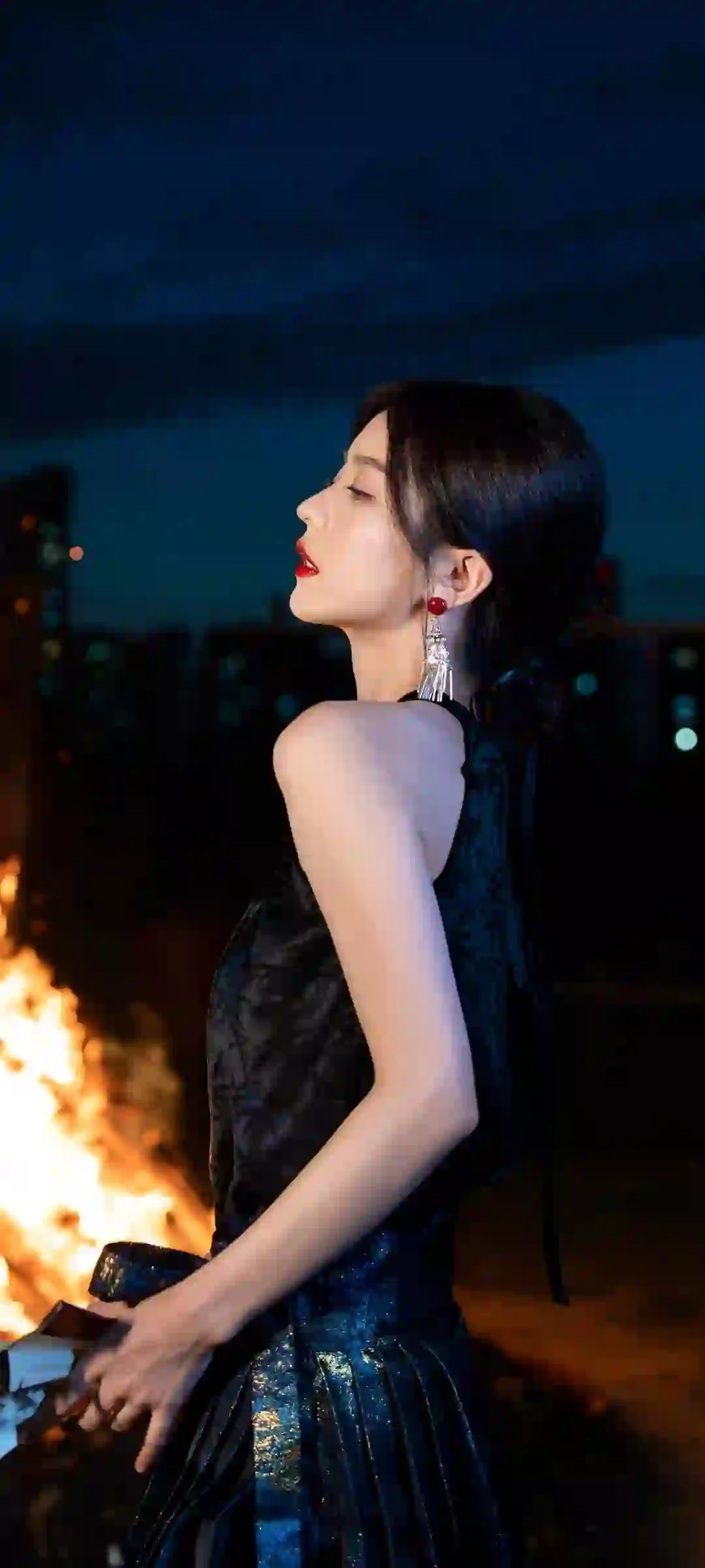 长发美女  黑色长裙美女 户外