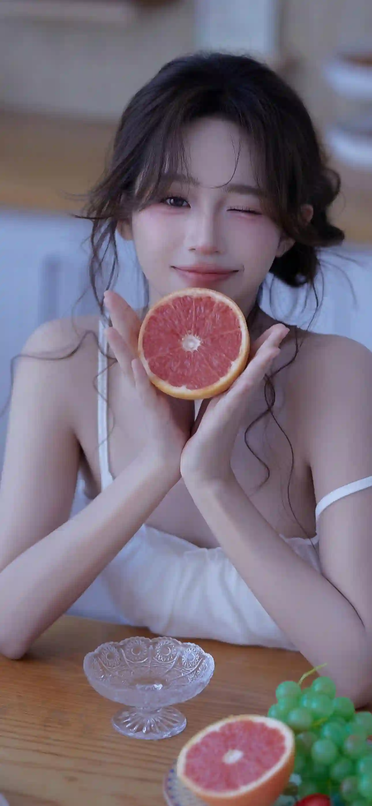 手拿橘子的长发白裙吊带美女  清纯可爱女孩