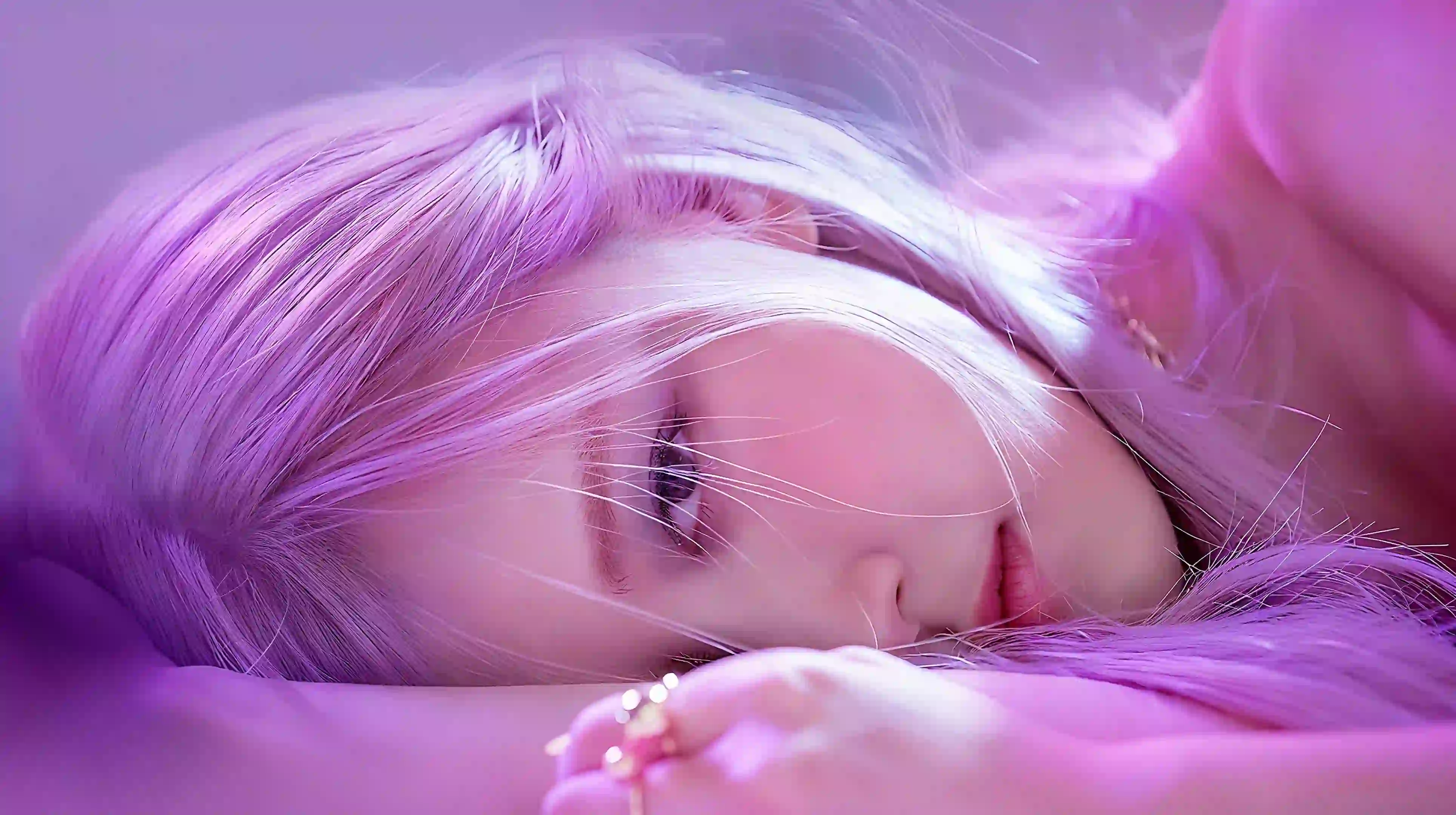 紫色头发 躺着的长发美女 紫色韵味 