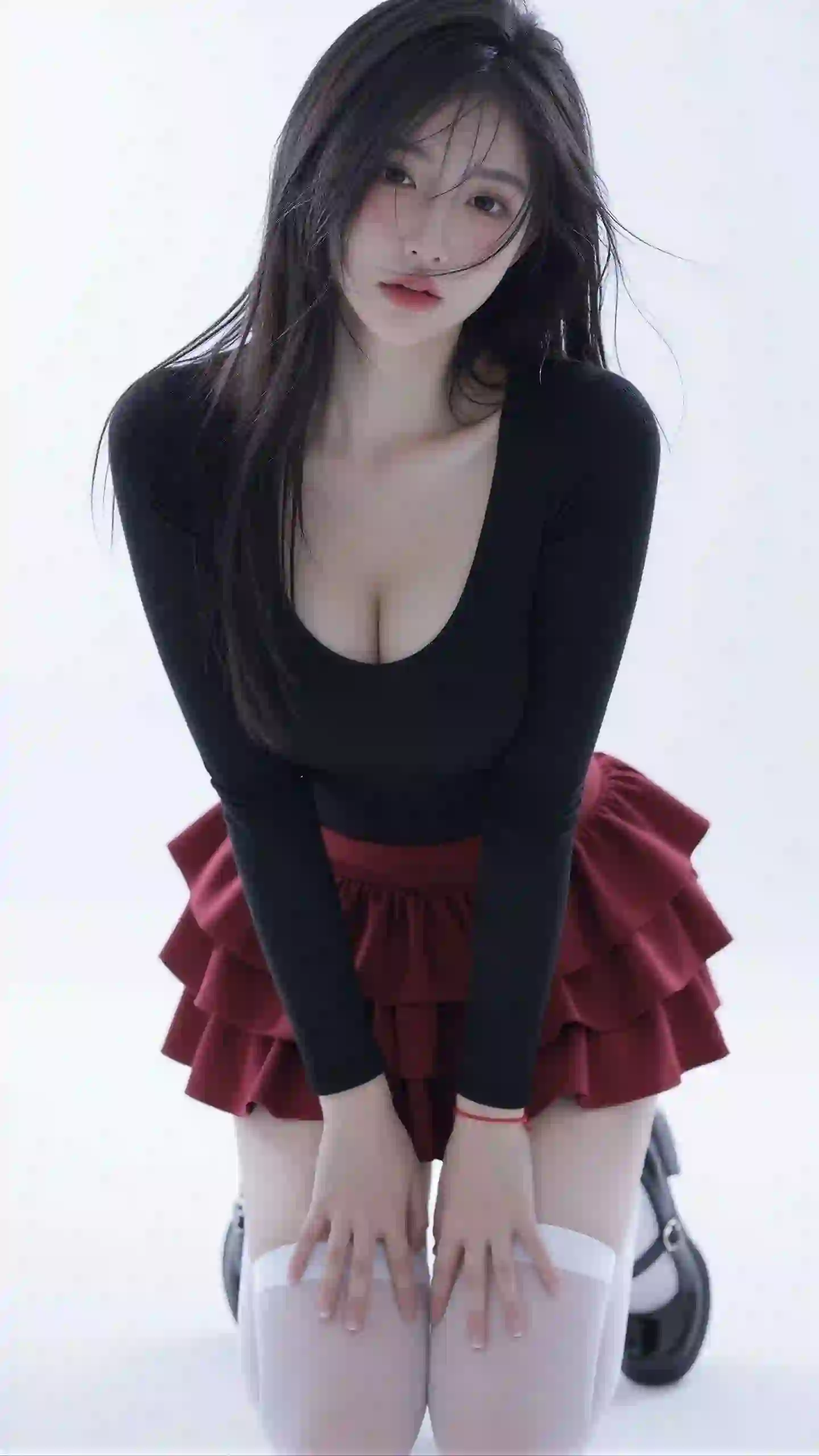长发性感美女 红色短裙 丝袜 丝袜美腿 白色丝袜 黑色衣服
