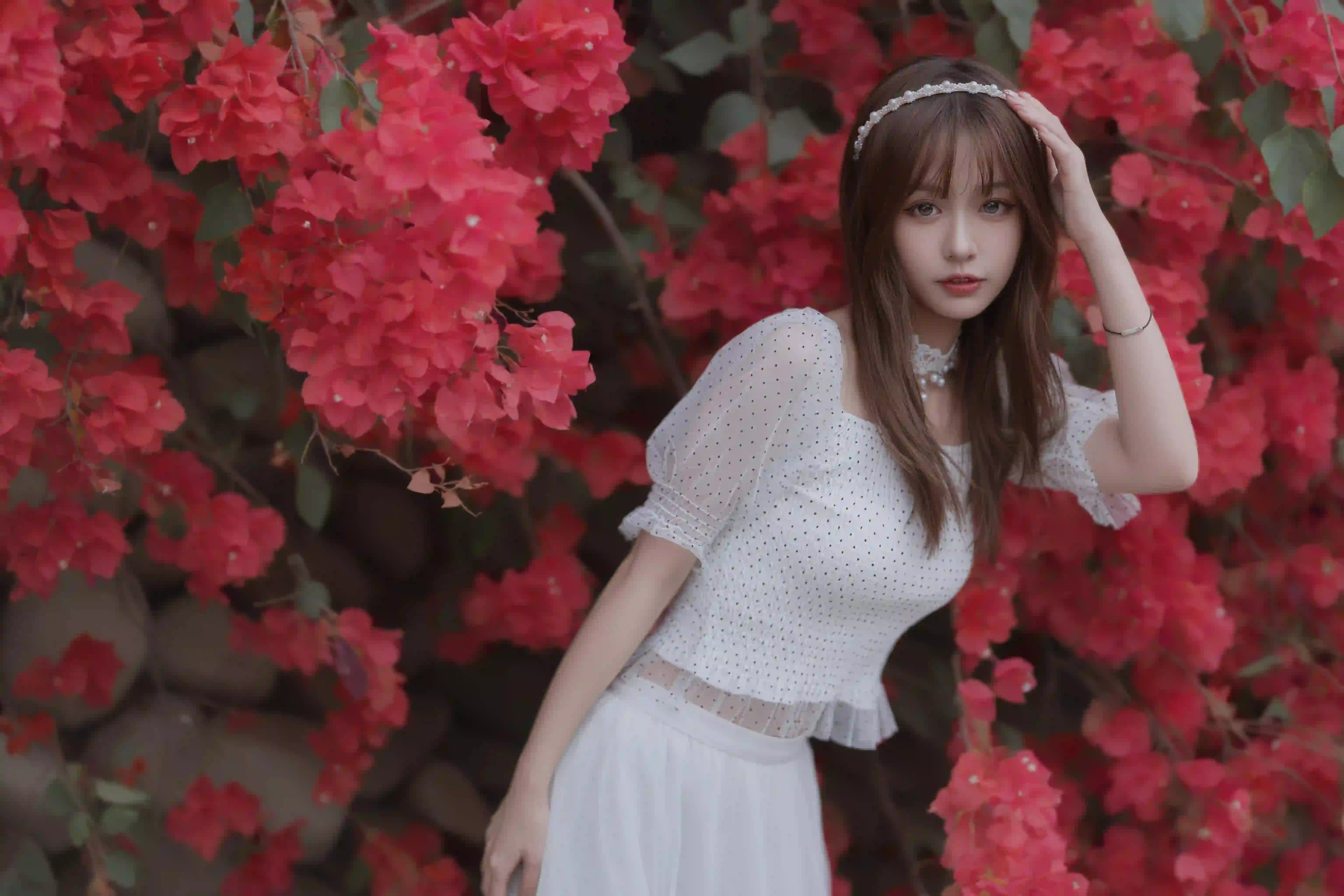长发美女 白色长裙 户外 鲜花 白色斑点衣服