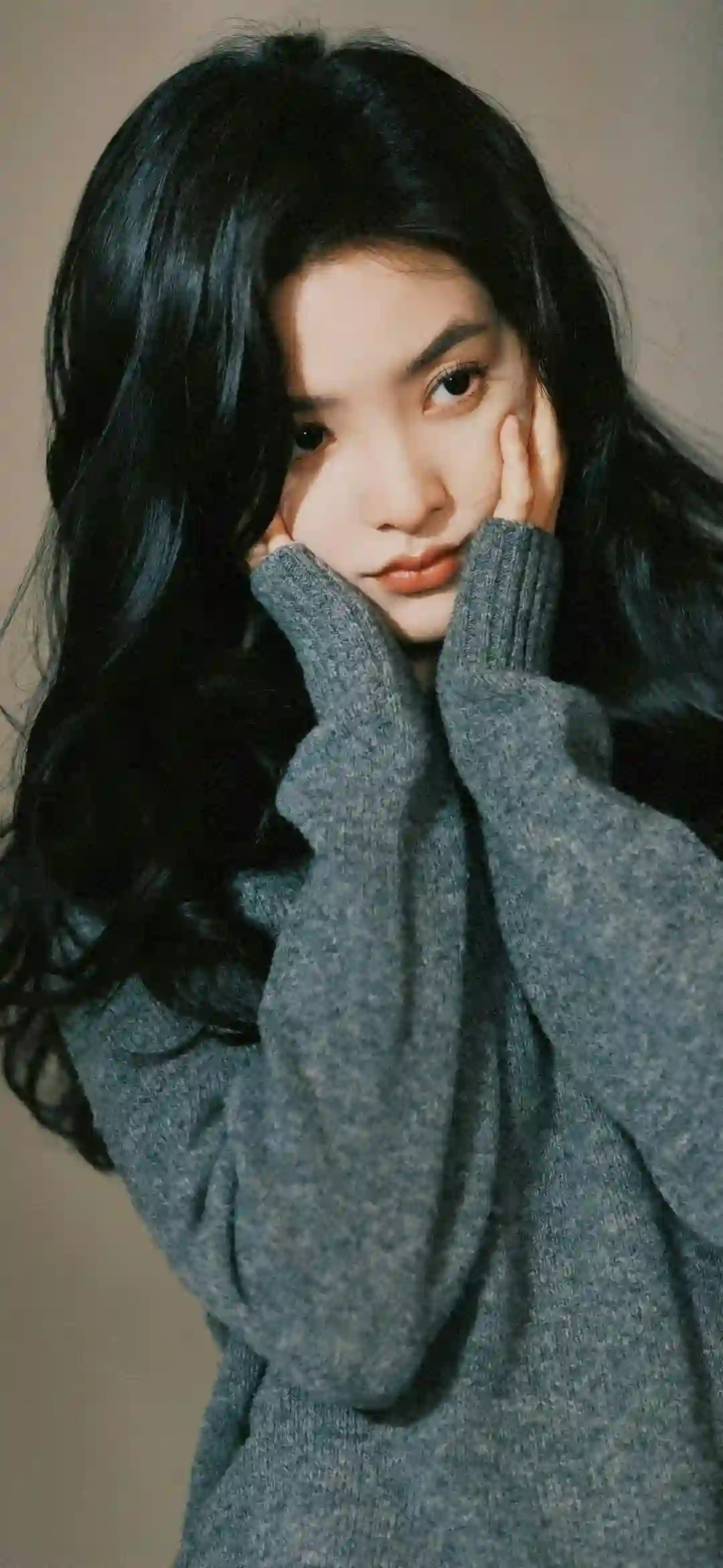 捂着脸的长发可爱女孩 章若楠
