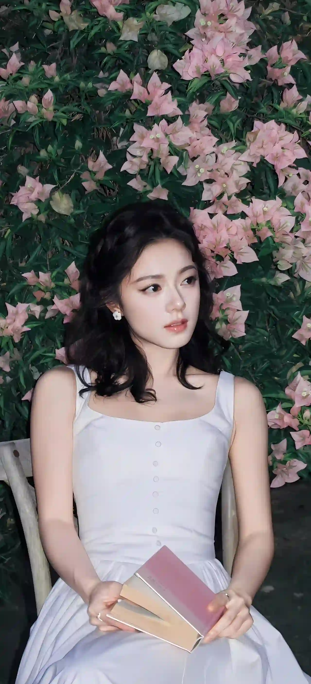 美女 白色连衣裙 粉色花墙 阅读 唯美人像 赵今麦  文艺少女