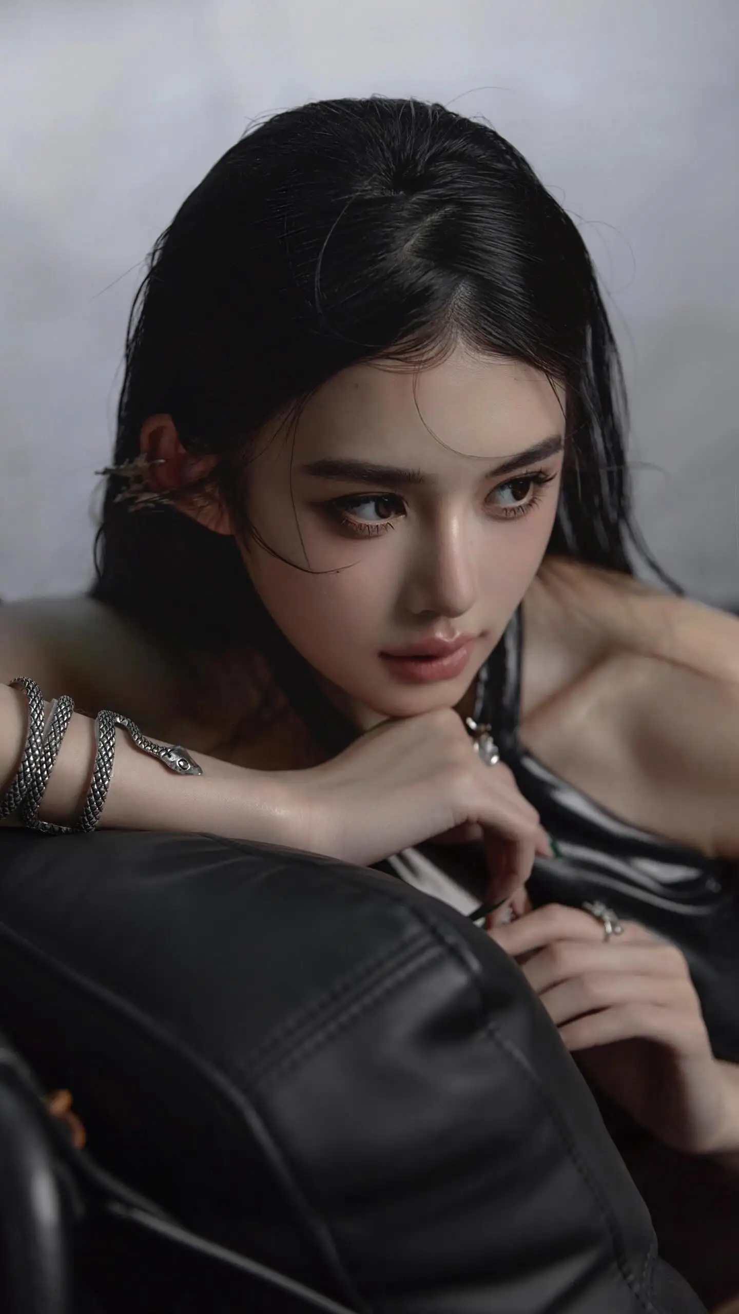 趴在沙发椅上，戴着蛇形首饰的高颜值美女小姐姐写真