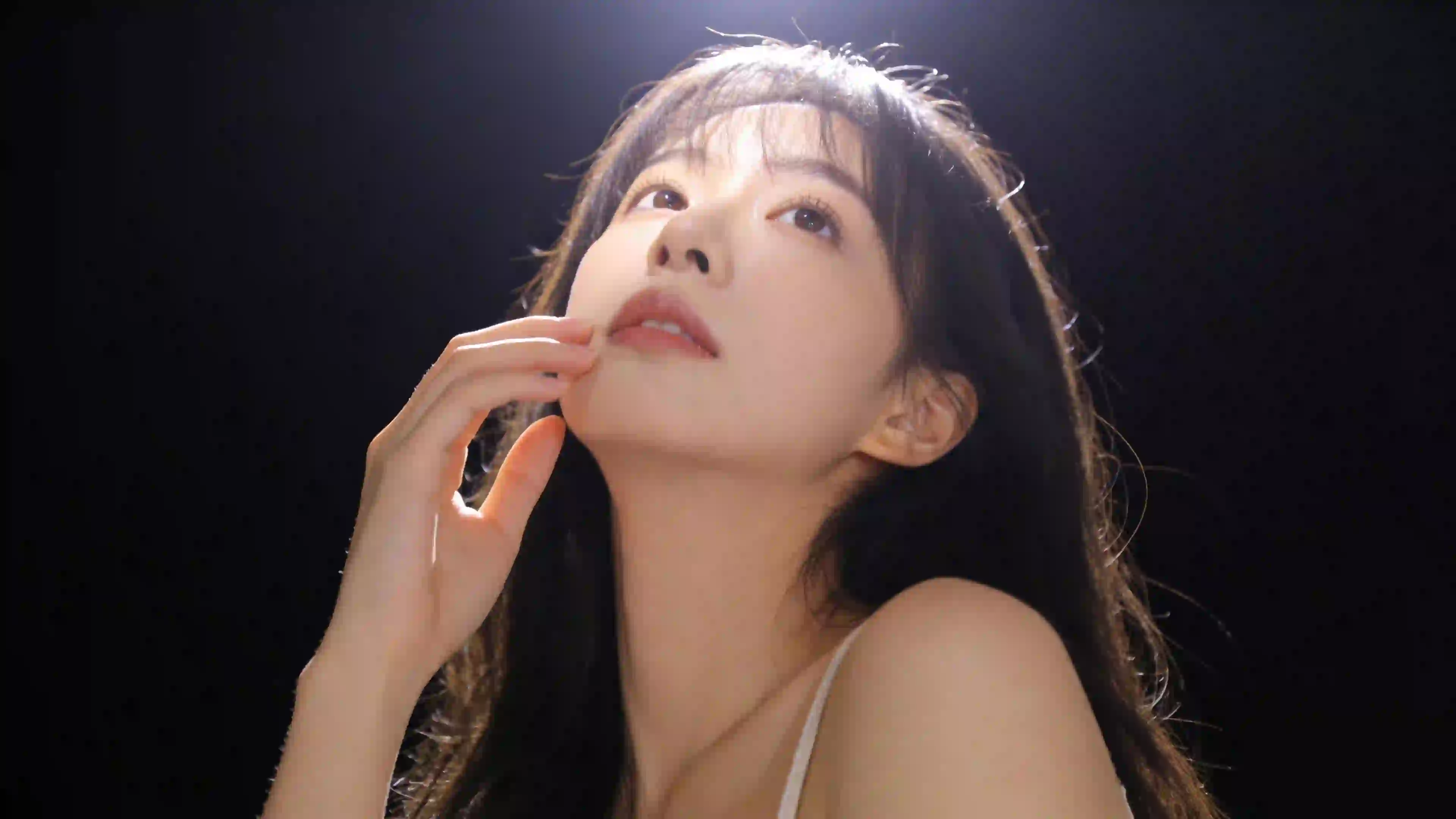 仰望 光影 清纯美女 黑色背景 吊带