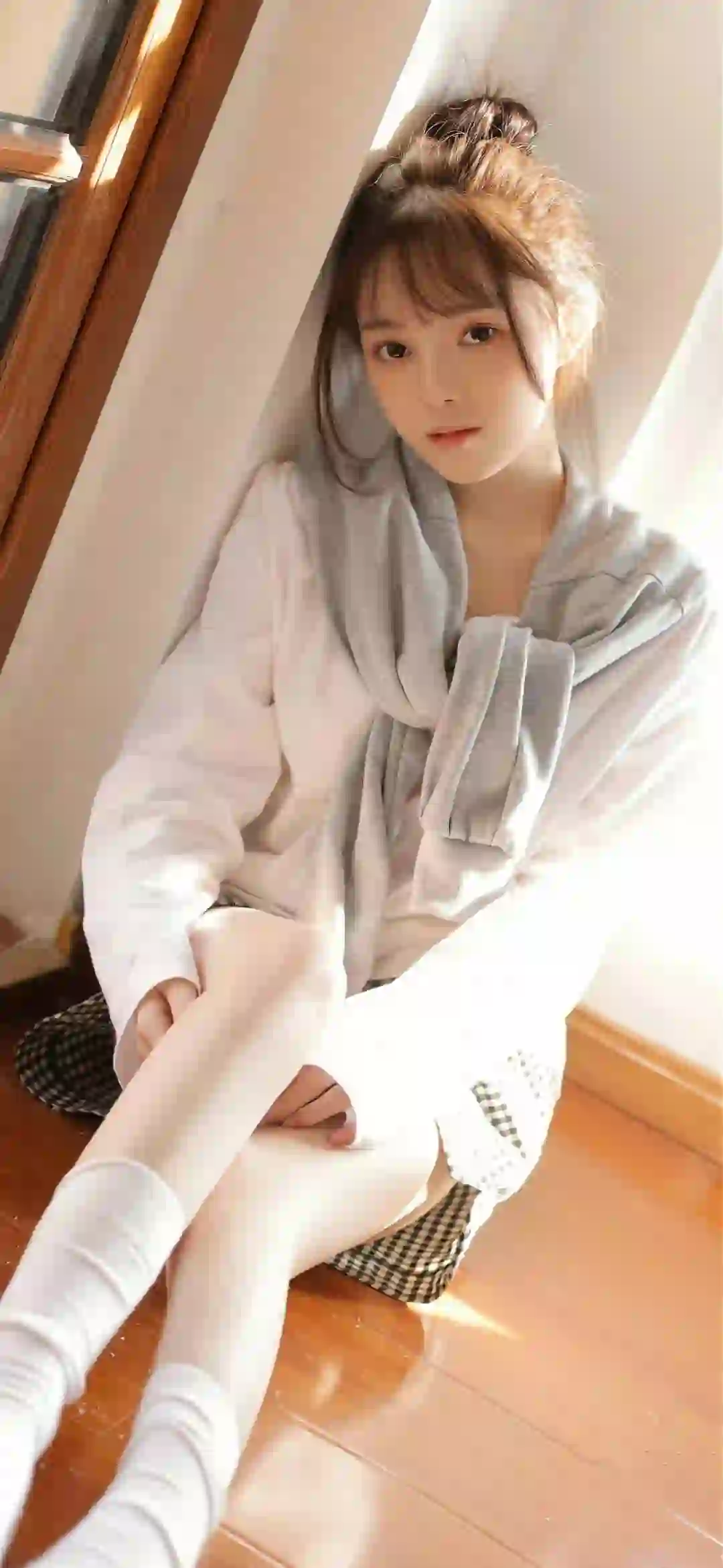 依靠在墙上的清纯美女 一束阳光