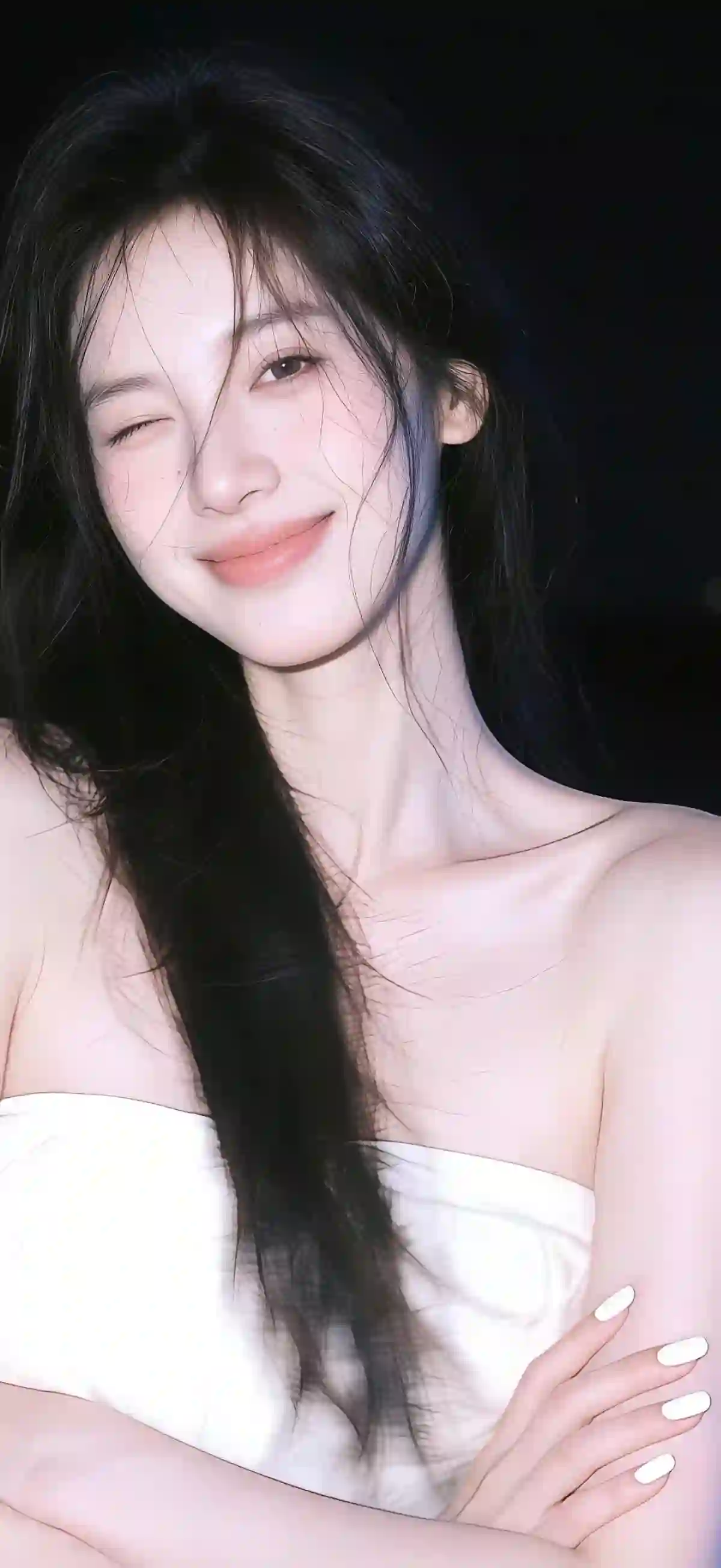 黑发少女 wink 俏皮微笑 白色抹胸 人像写真