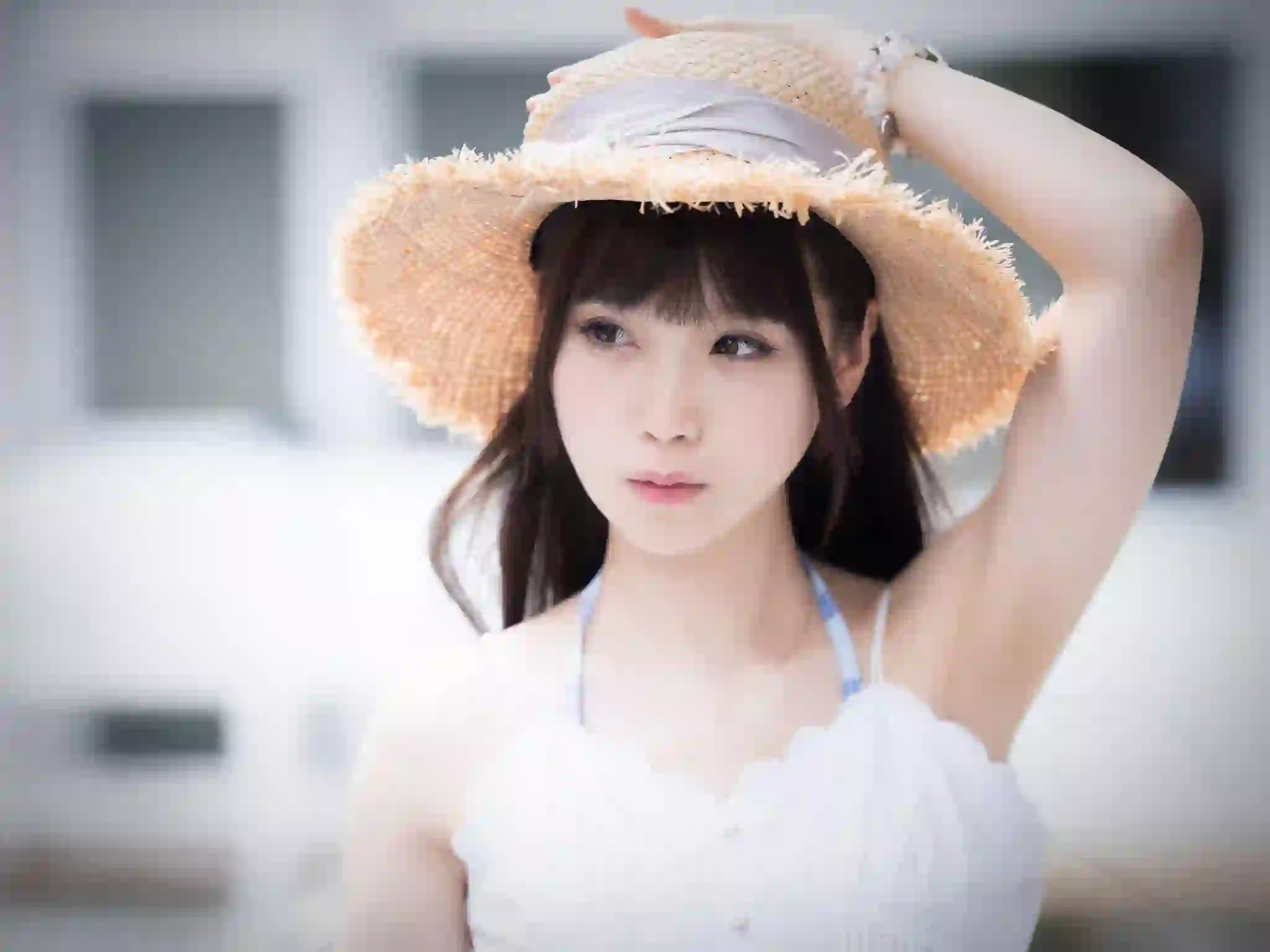 戴着帽子的长发美女 白色吊带 清纯 小清新