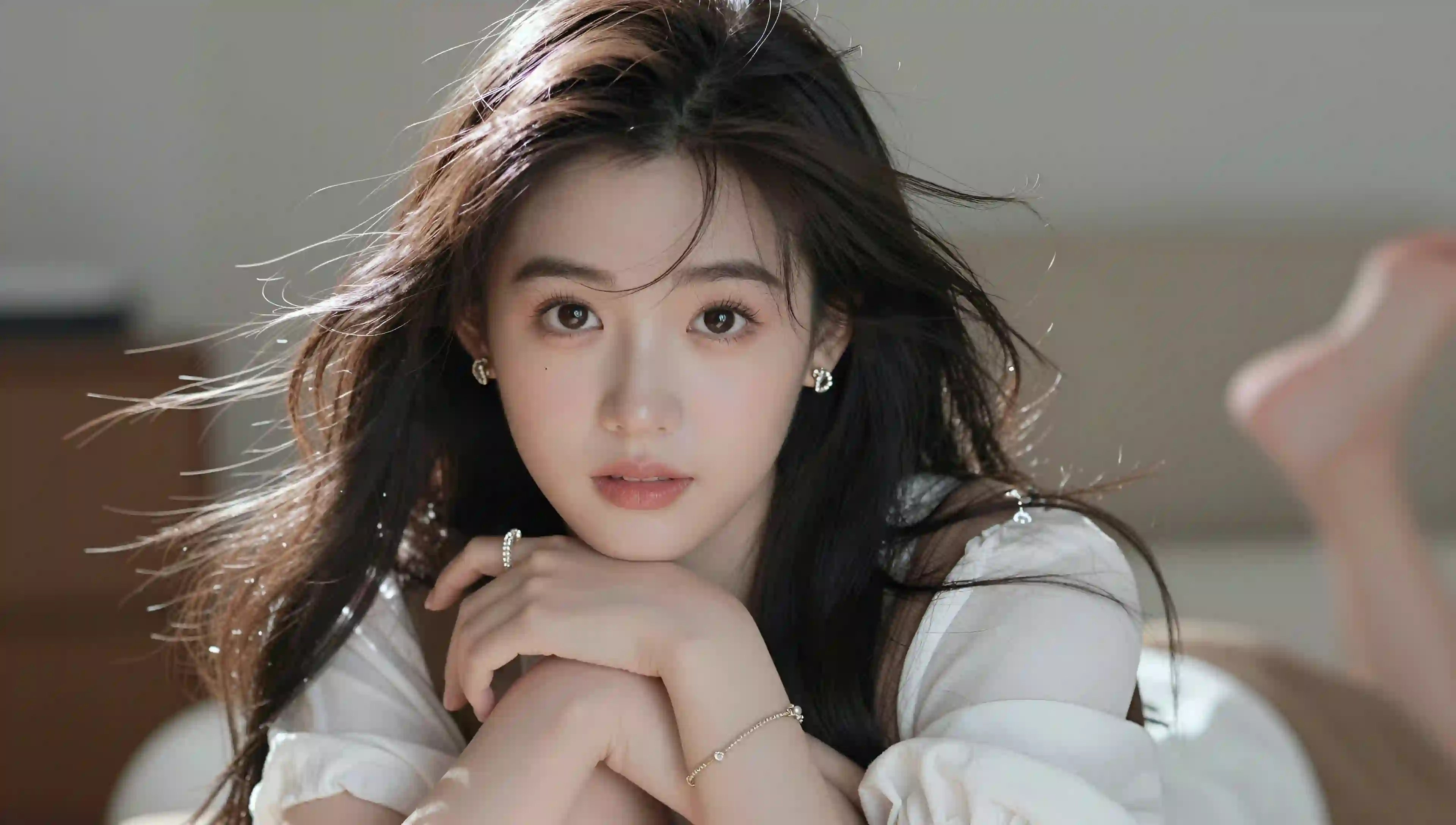 女孩 飘逸 长发 室内 写真 温馨 光线 优雅