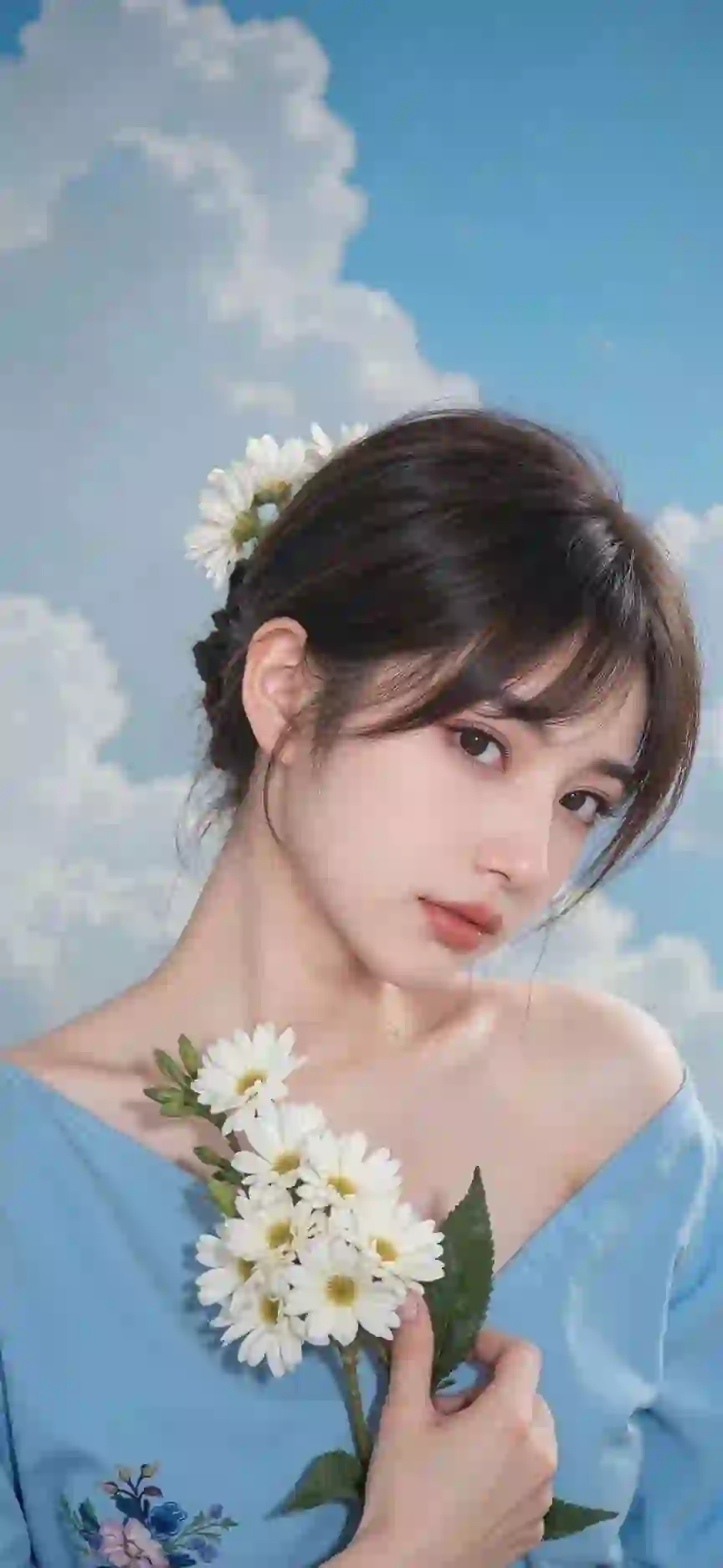 蓝色裙子 拿着白色花朵的长发美女