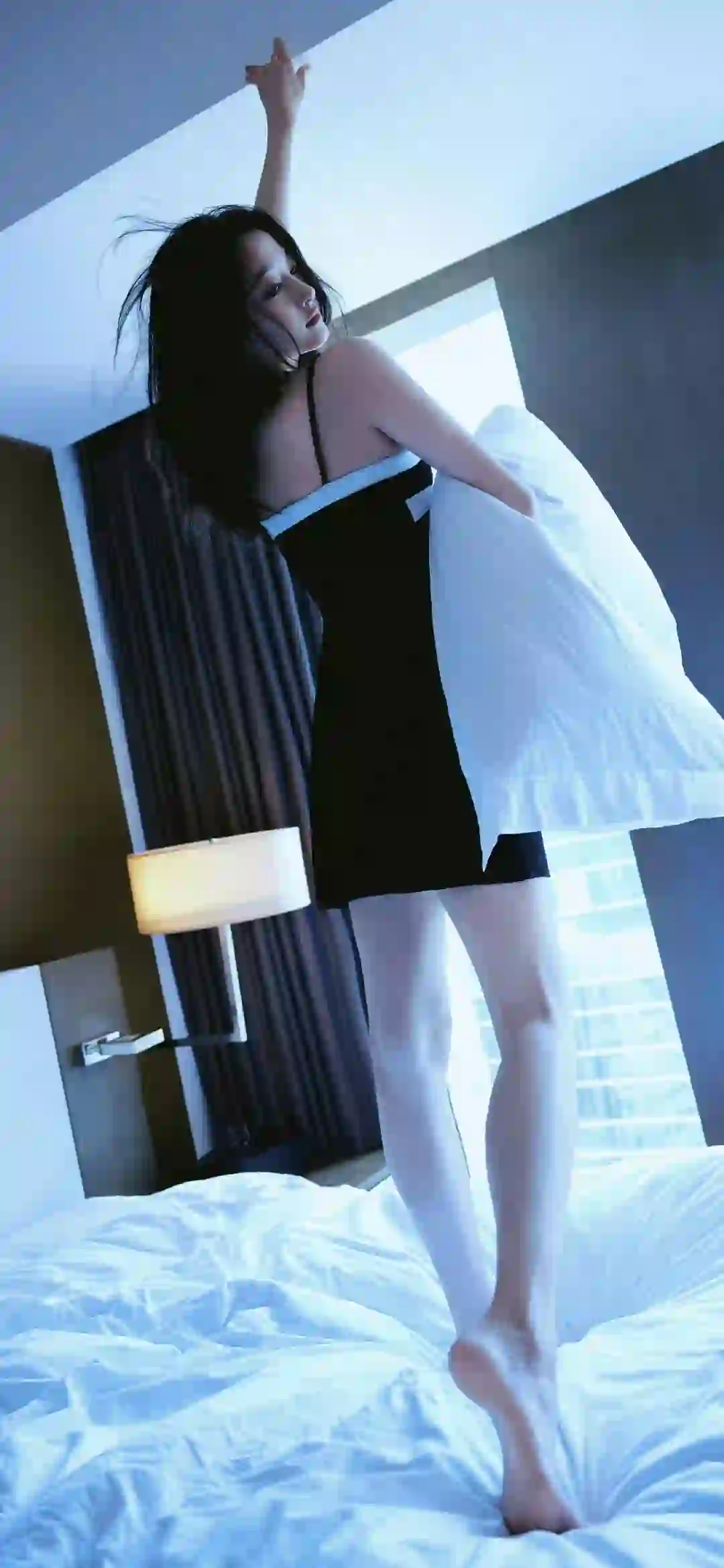 长发性感美女 舞姿 长腿美女 居家写真 吊带 黑色短裙 
