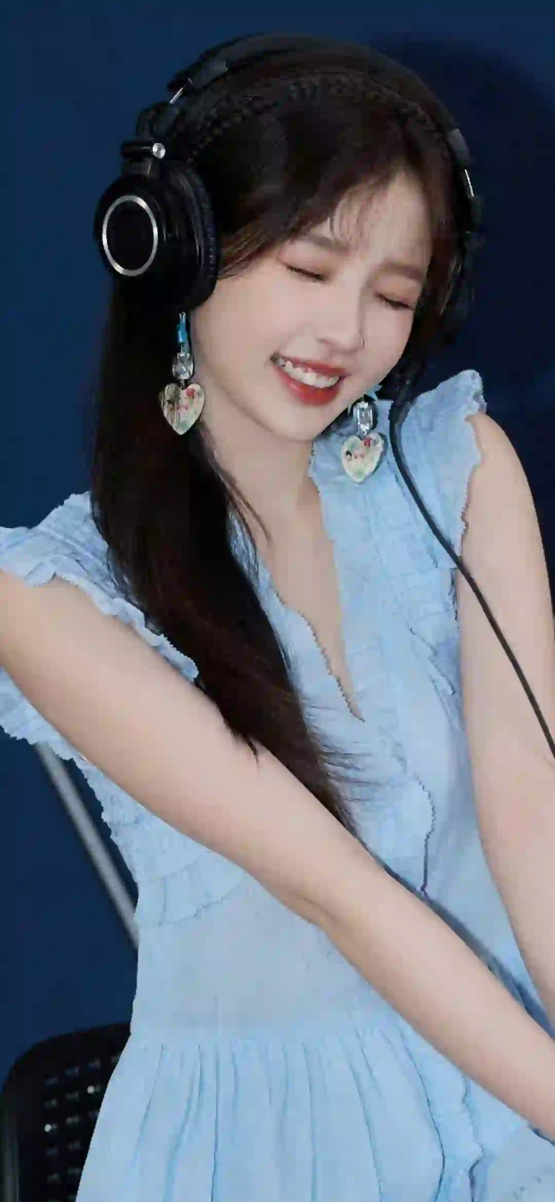 听音乐 可爱女孩 微笑女孩 虞书欣