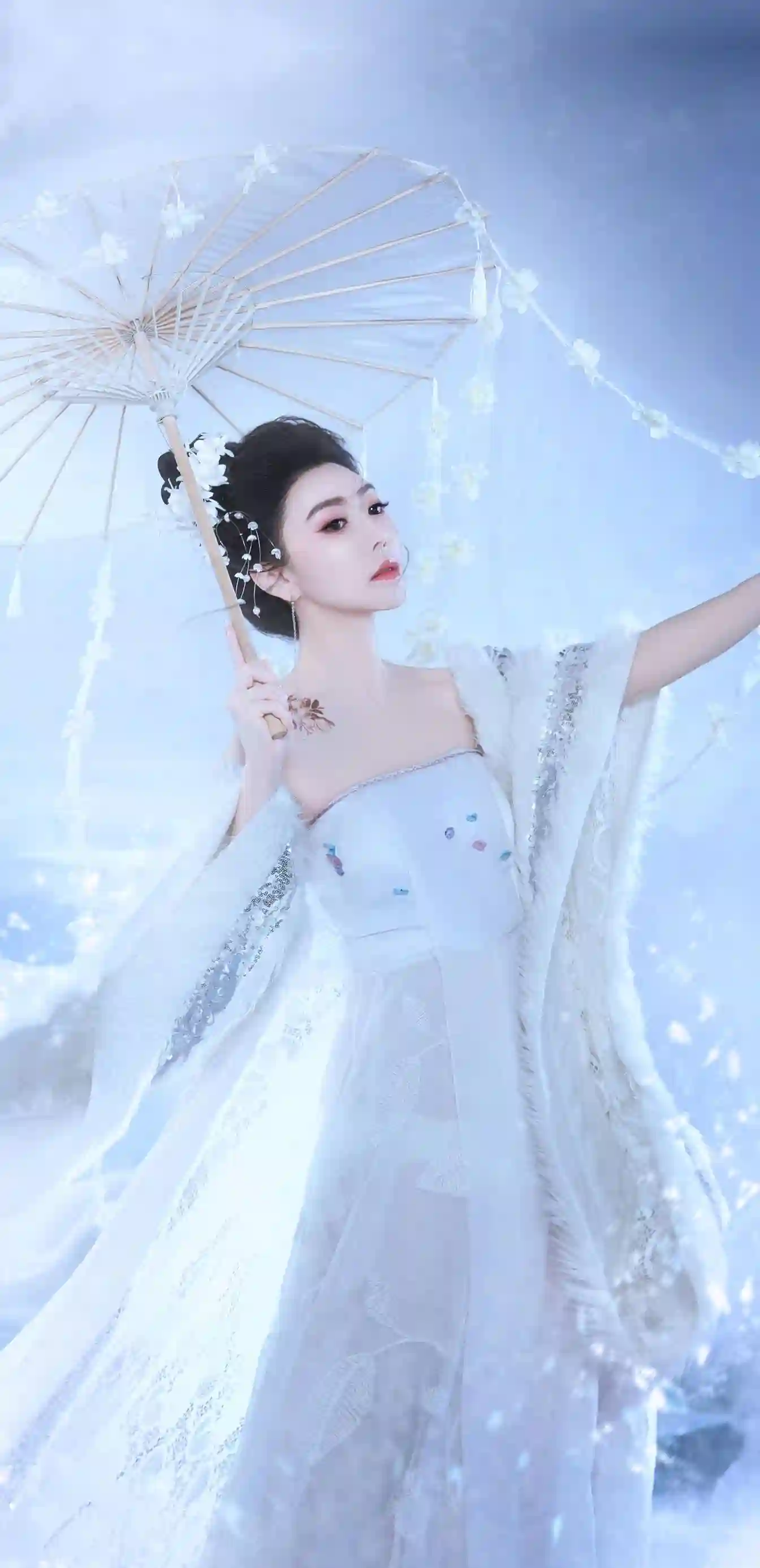 古风汉服美女 白色长裙 白色伞 撑伞的长发古风美女