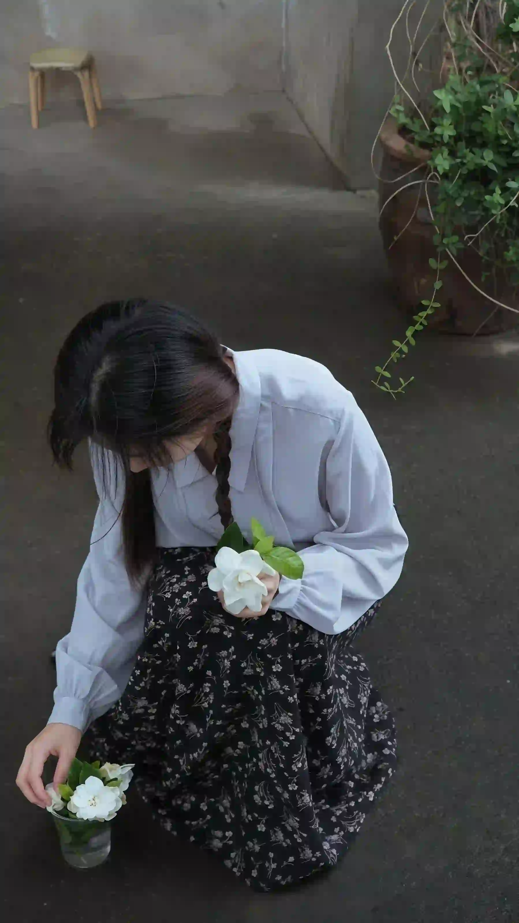 花 拿着白色花朵的长发碎花裙女孩 小清新 唯美