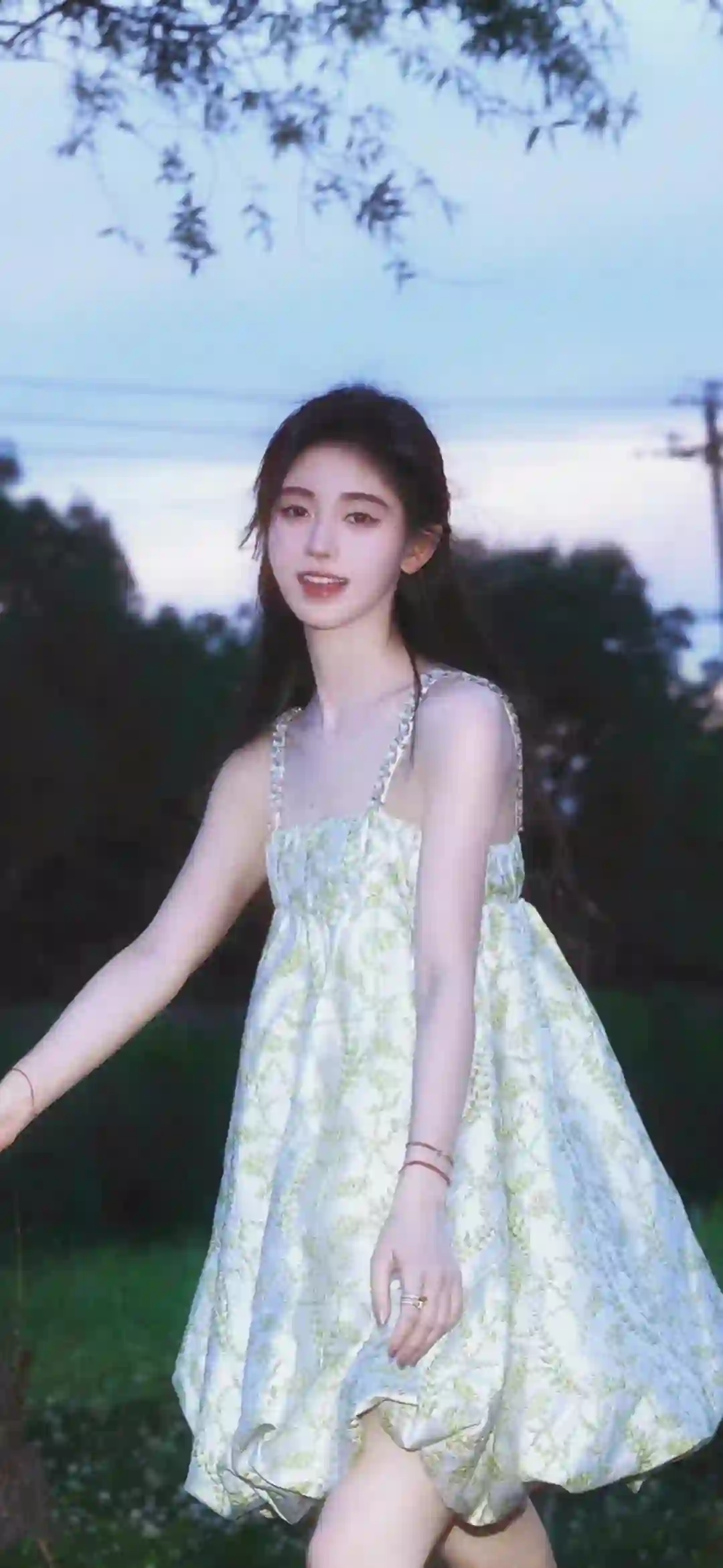 清纯美女 鞠婧祎 长腿美女 户外写真 性感吊带裙