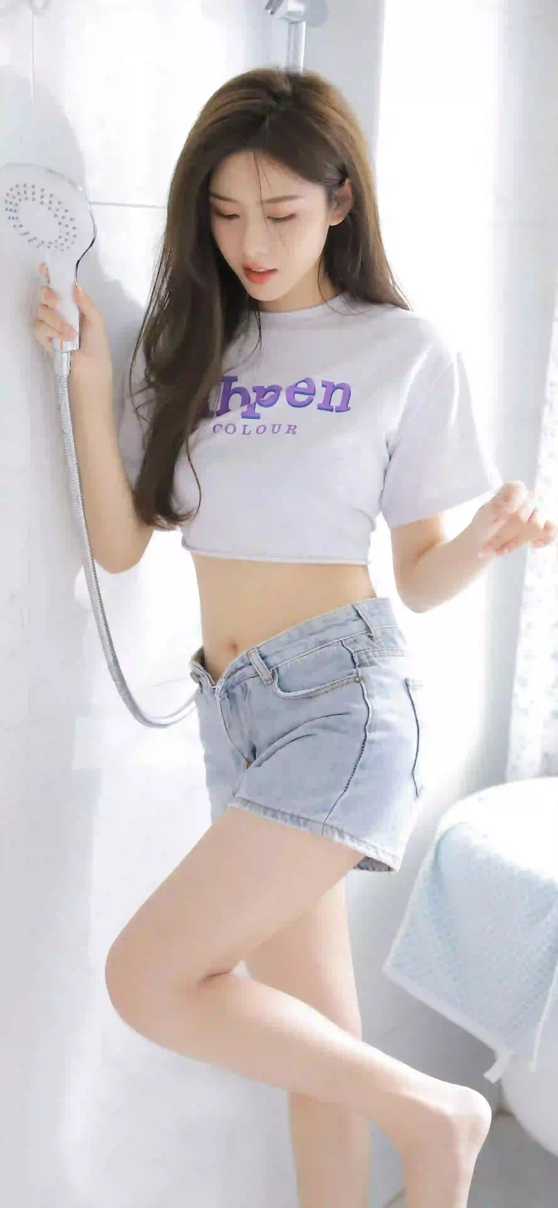 长发美女 牛仔短裤 白色T恤
