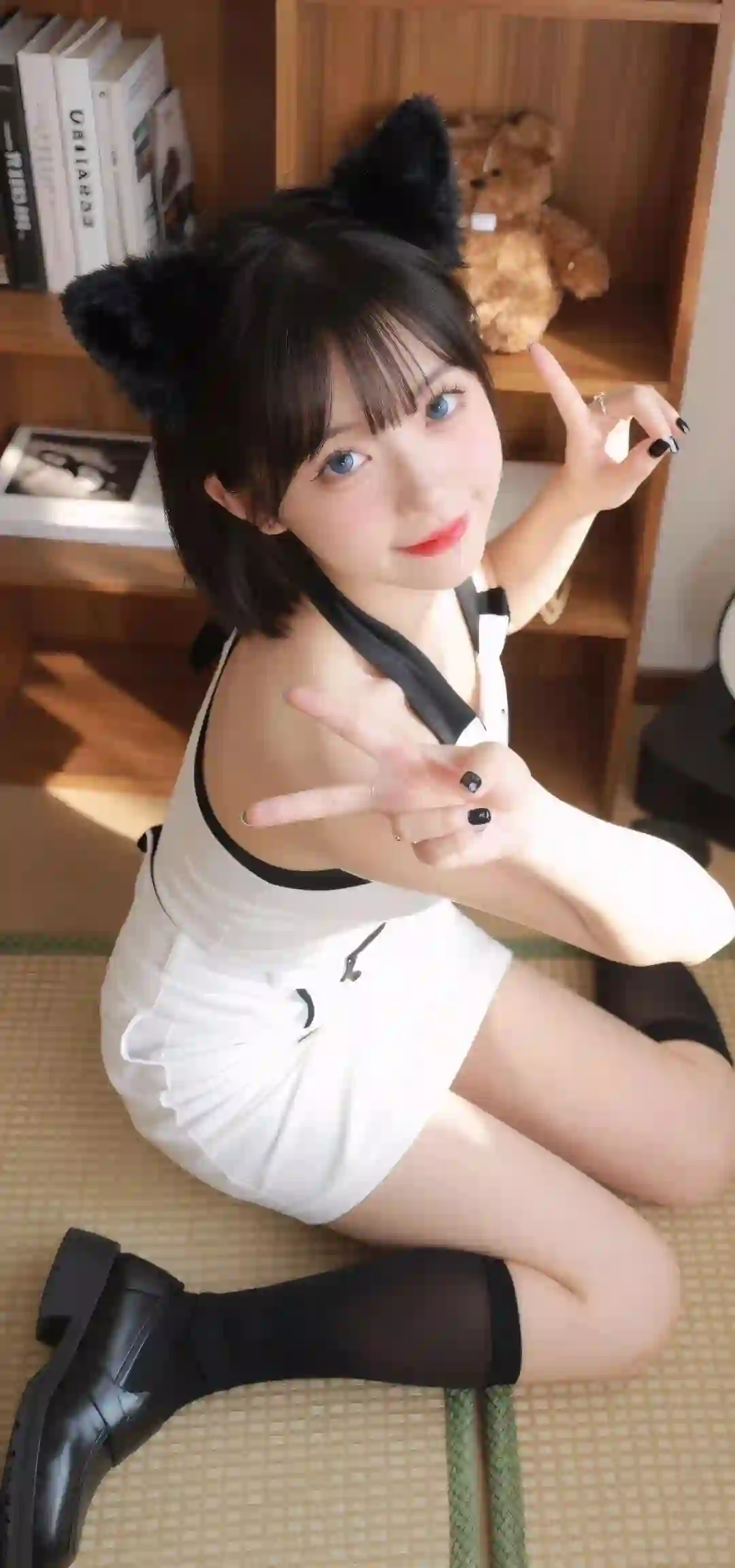 可爱猫耳少女 室内榻榻米 俏皮姿势 白色裙子