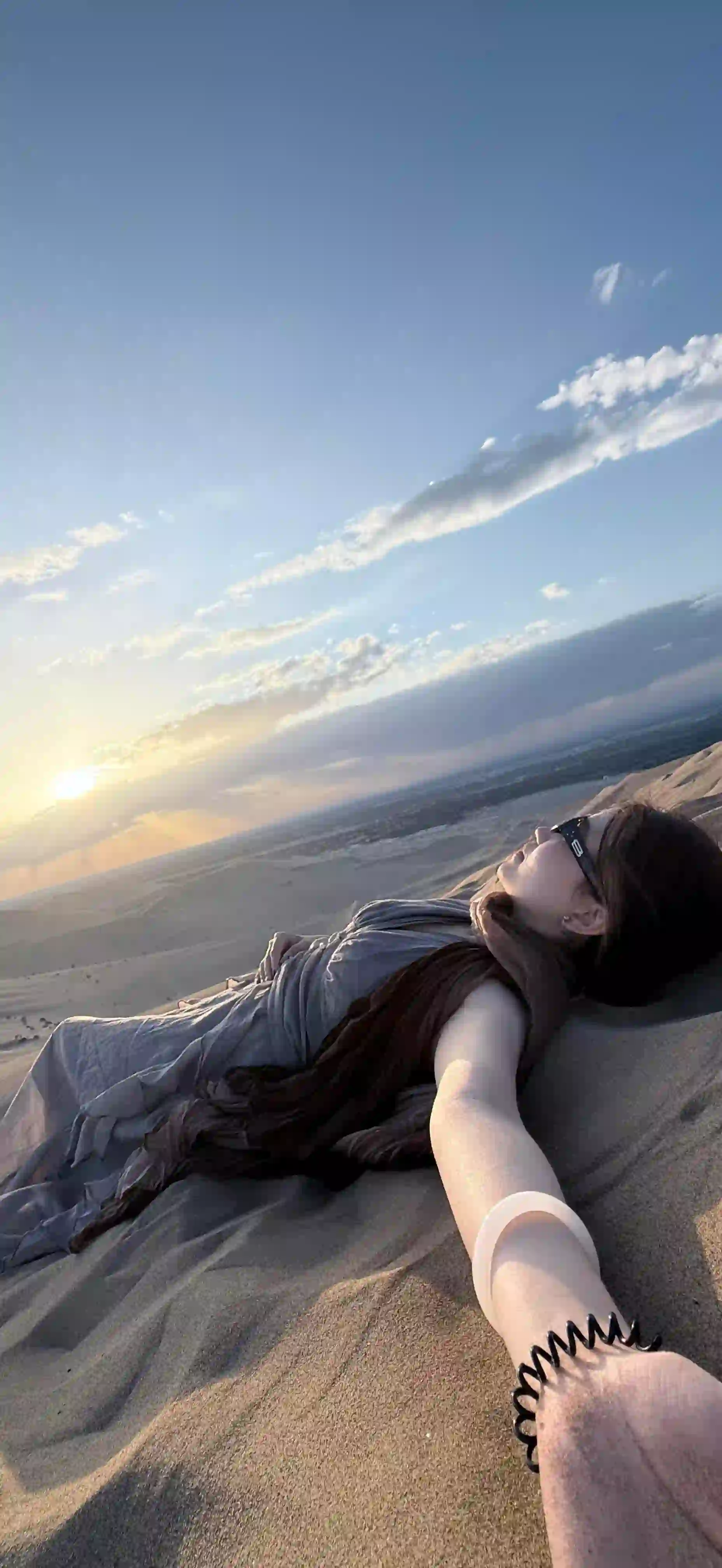 躺在沙滩上  拥抱自然