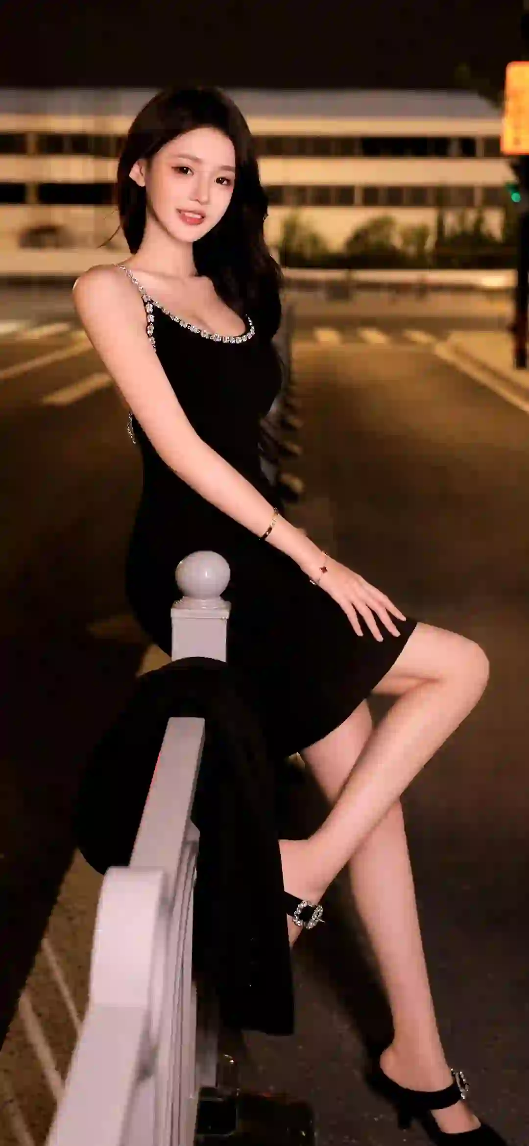 性感长腿美女 户外写真 甜美 微笑 黑色吊带长裙