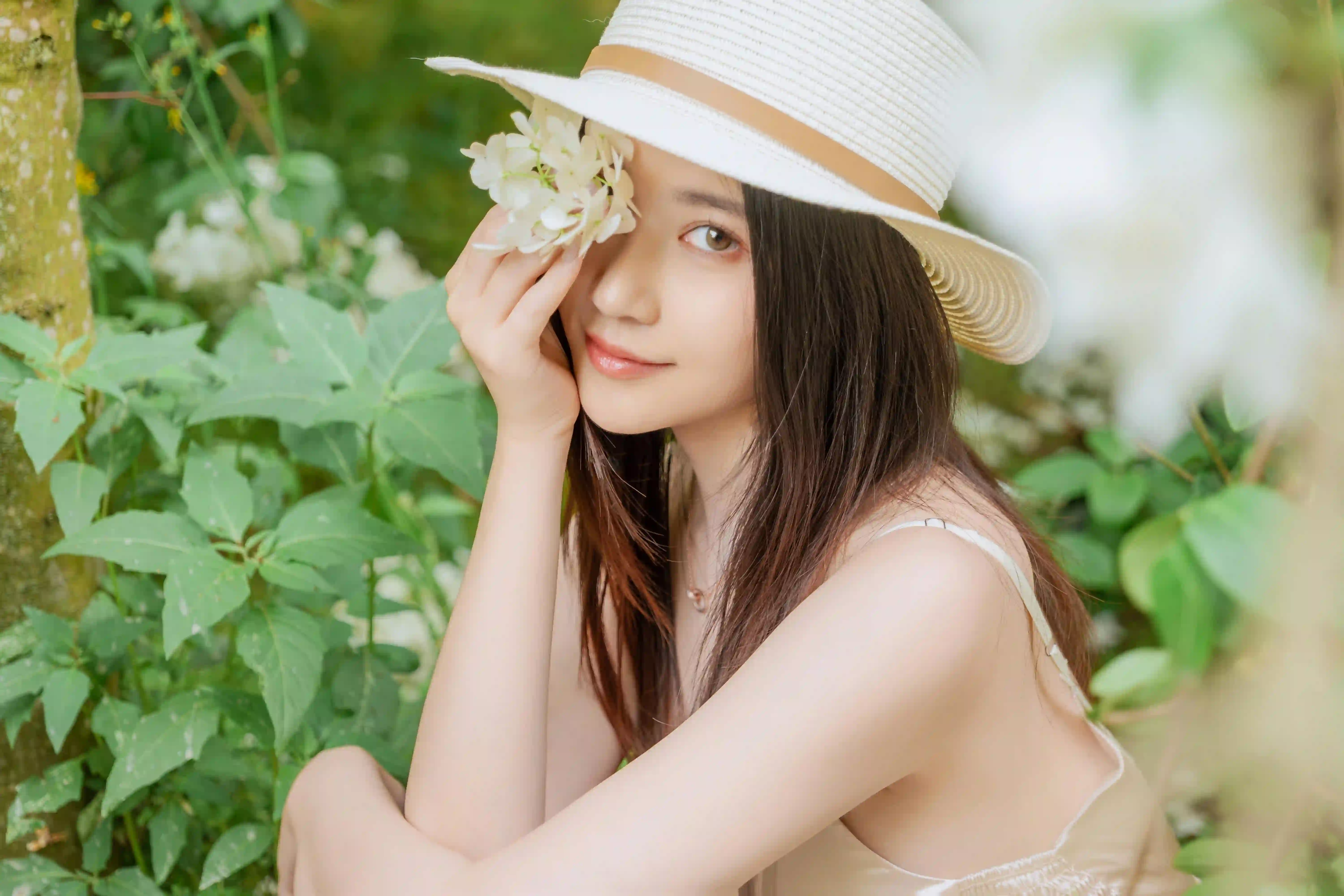 长发清纯美女 白色裙子 白色花朵 帽子 花 自然