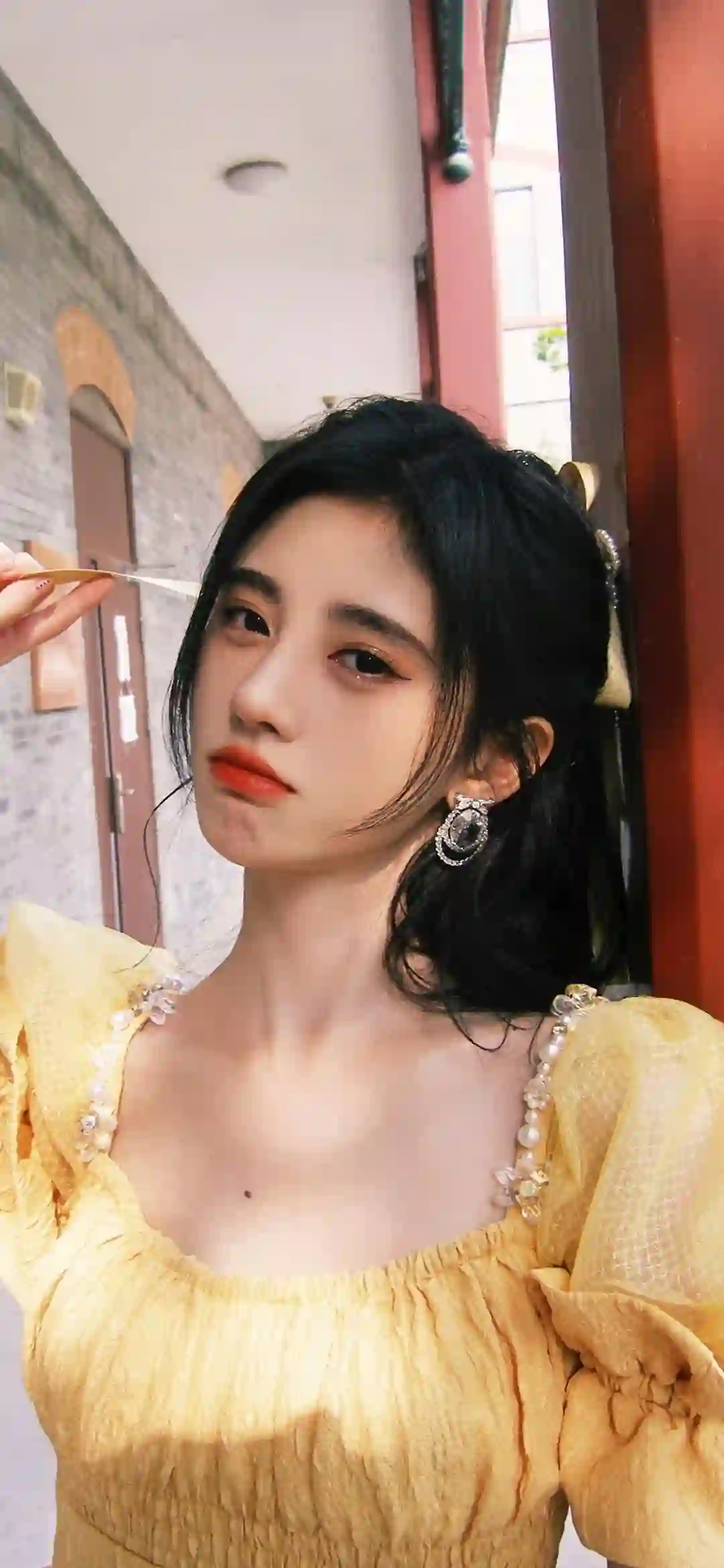 明星壁纸 长发可爱美女 时尚美女 鞠婧祎 可爱风格 黄色长裙