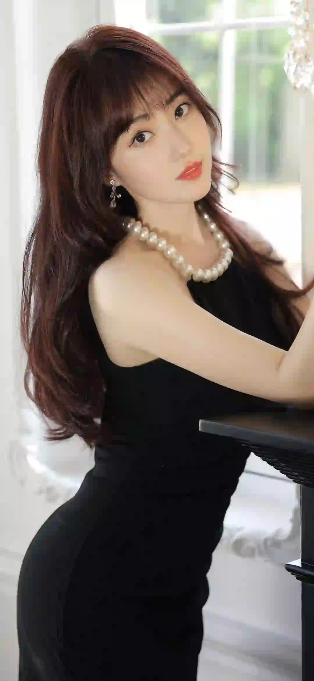 珍珠项链 长发美女 黑色长裙美女