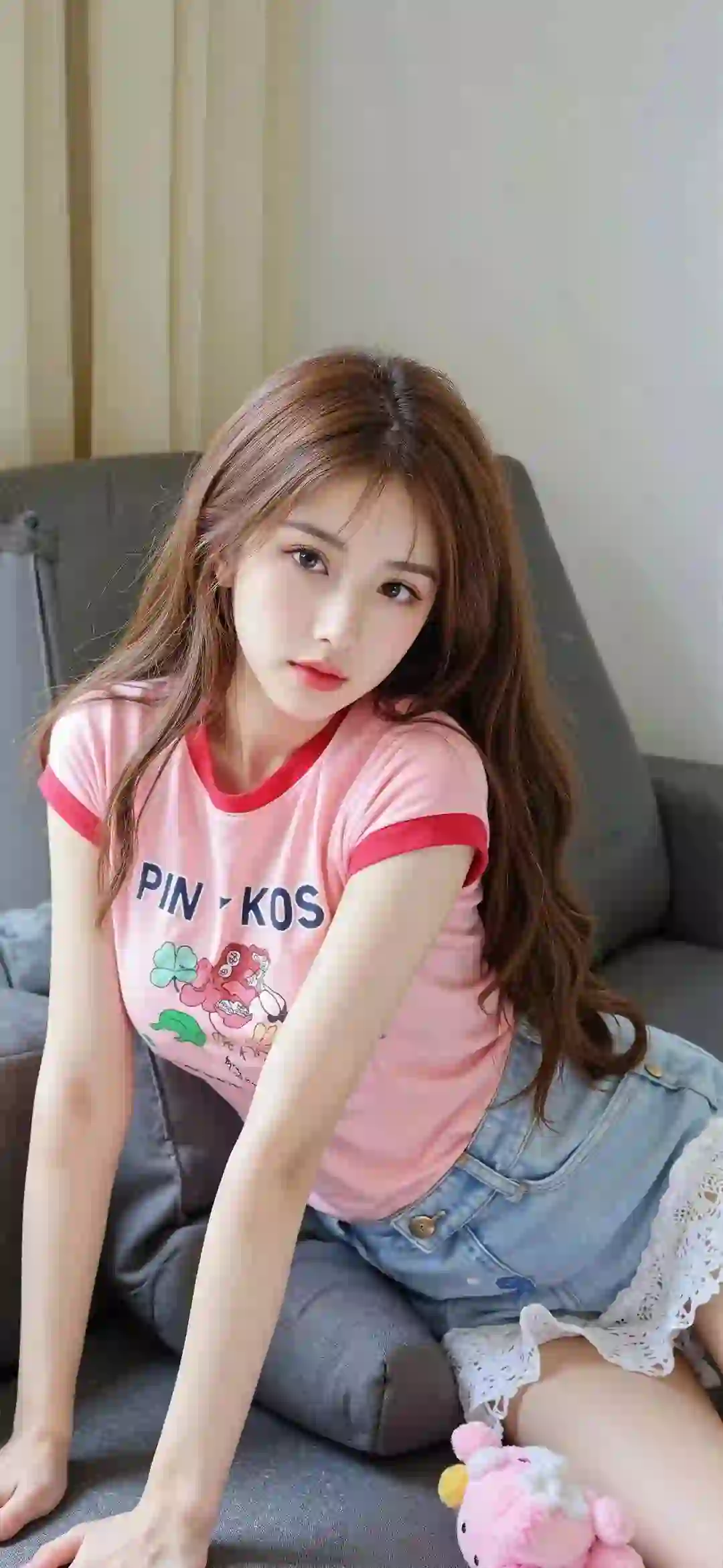 长发可爱美女 牛仔裙 粉色衣服