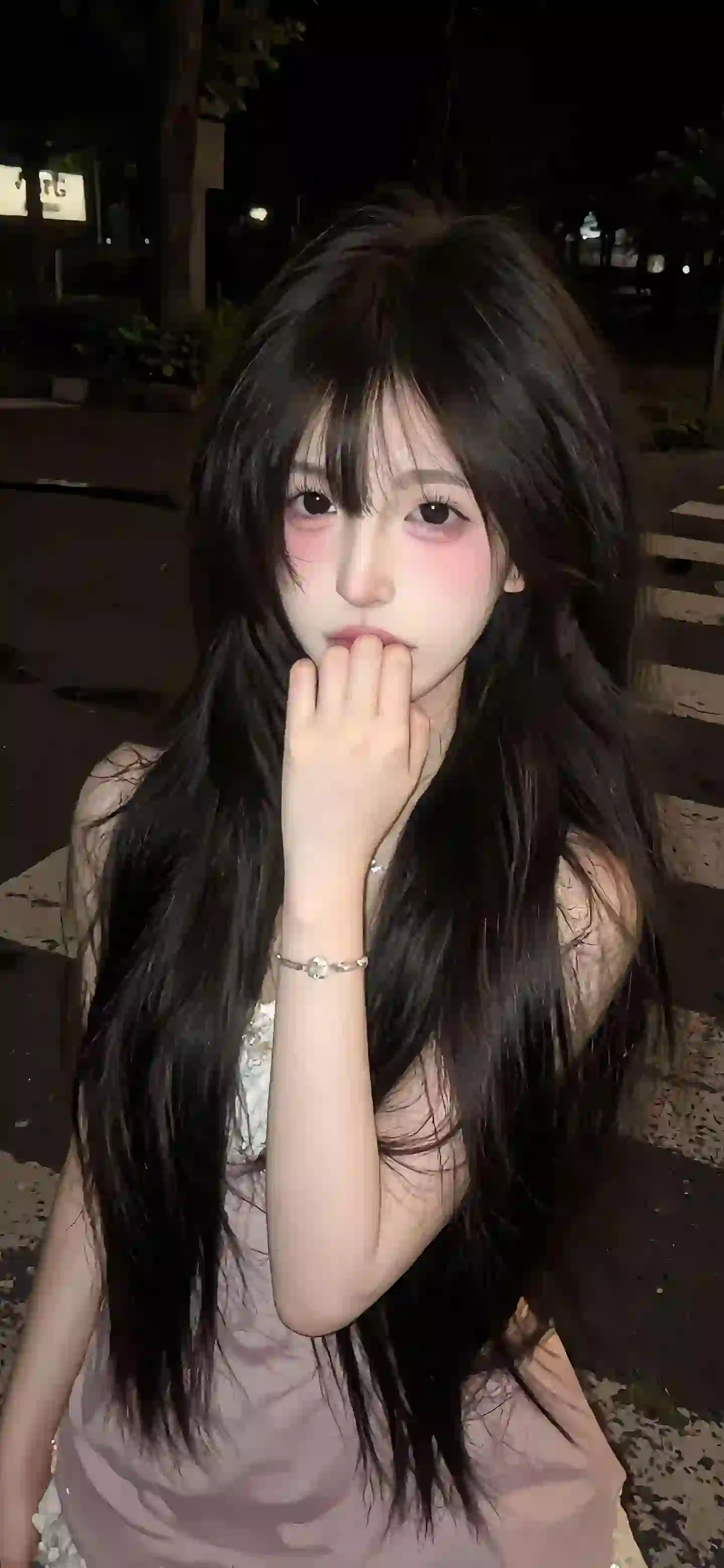 可爱长发美女 户外 斑马线