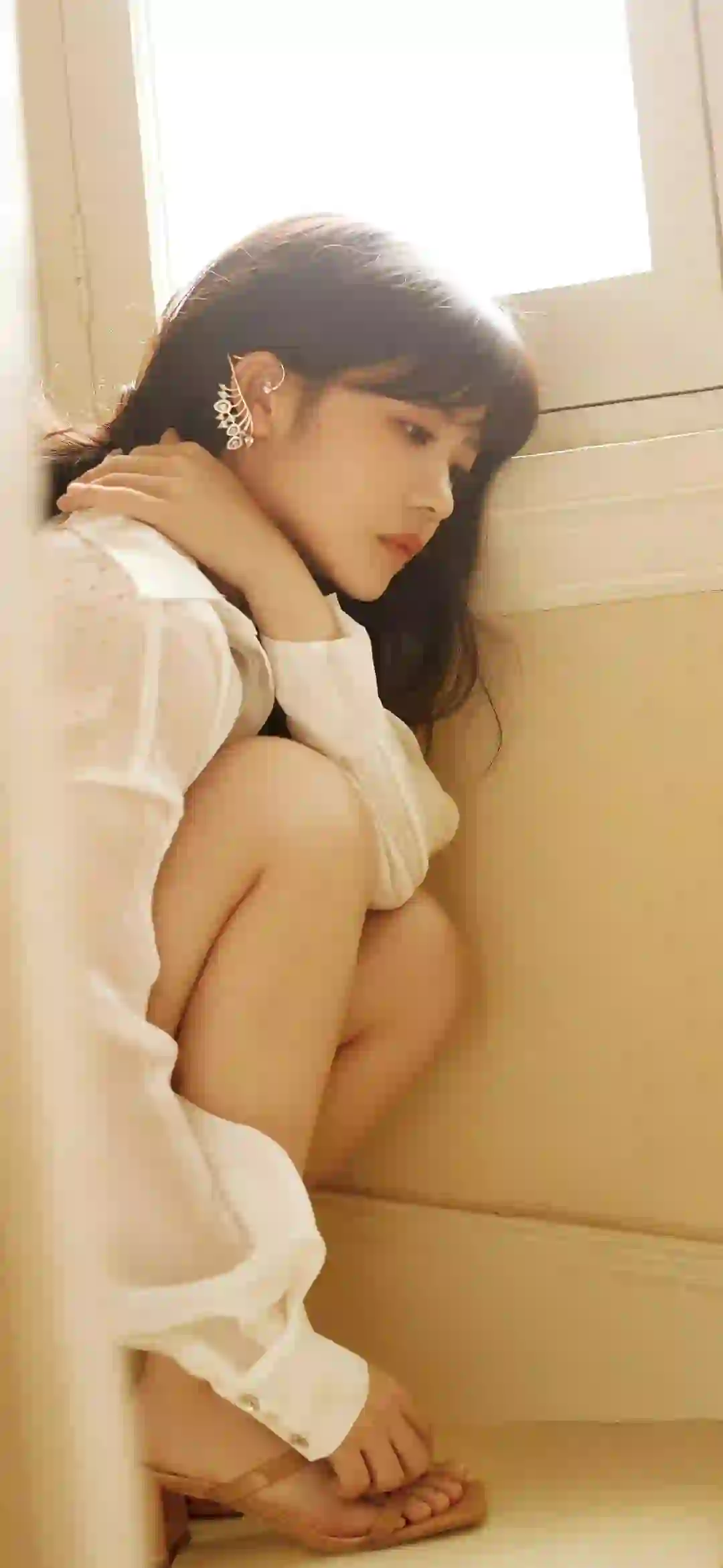 长发美女 白色衣服 居家写真