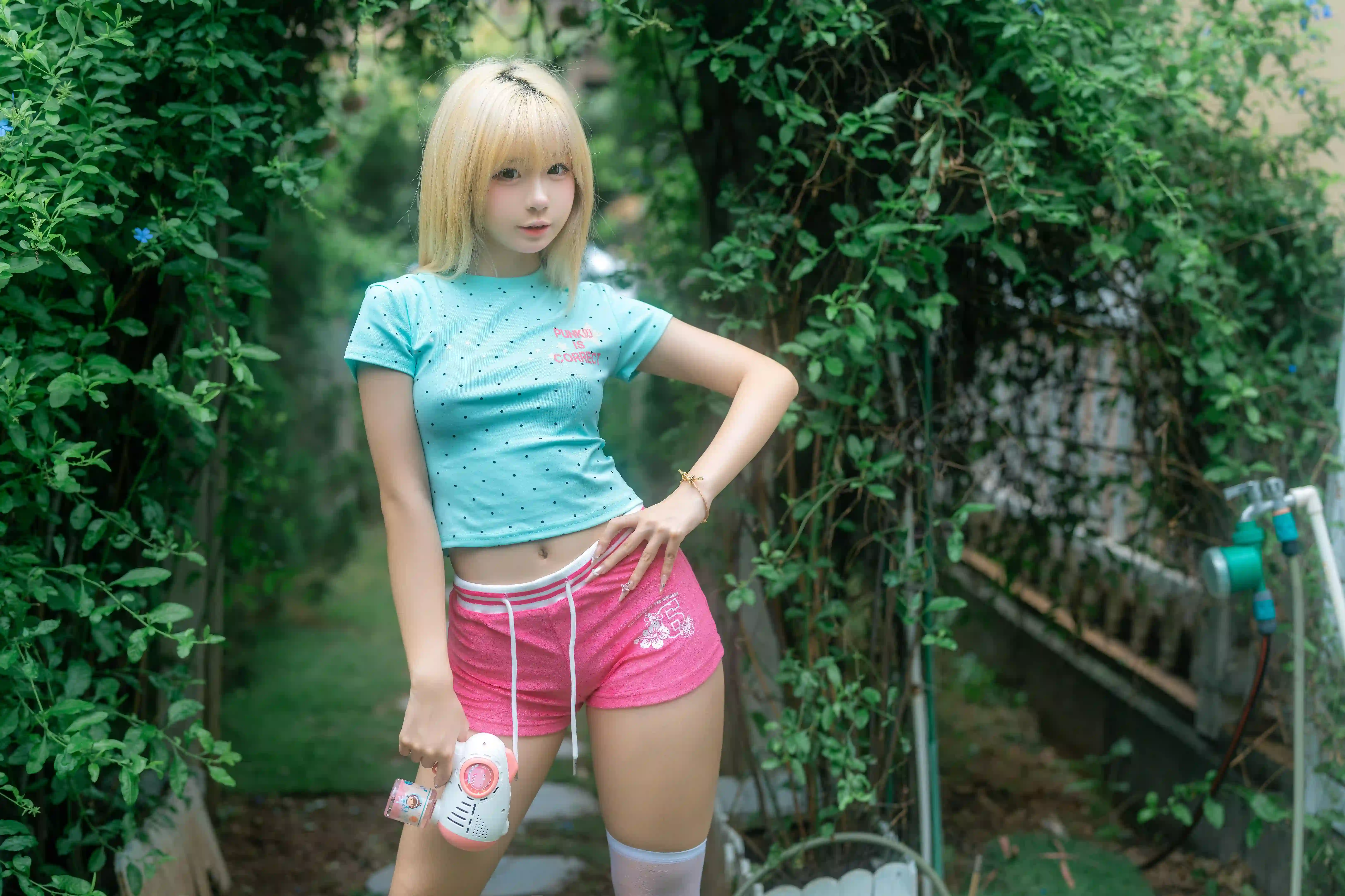 金发少女 花园写真 夏日穿搭 清新 人像摄影 户外
