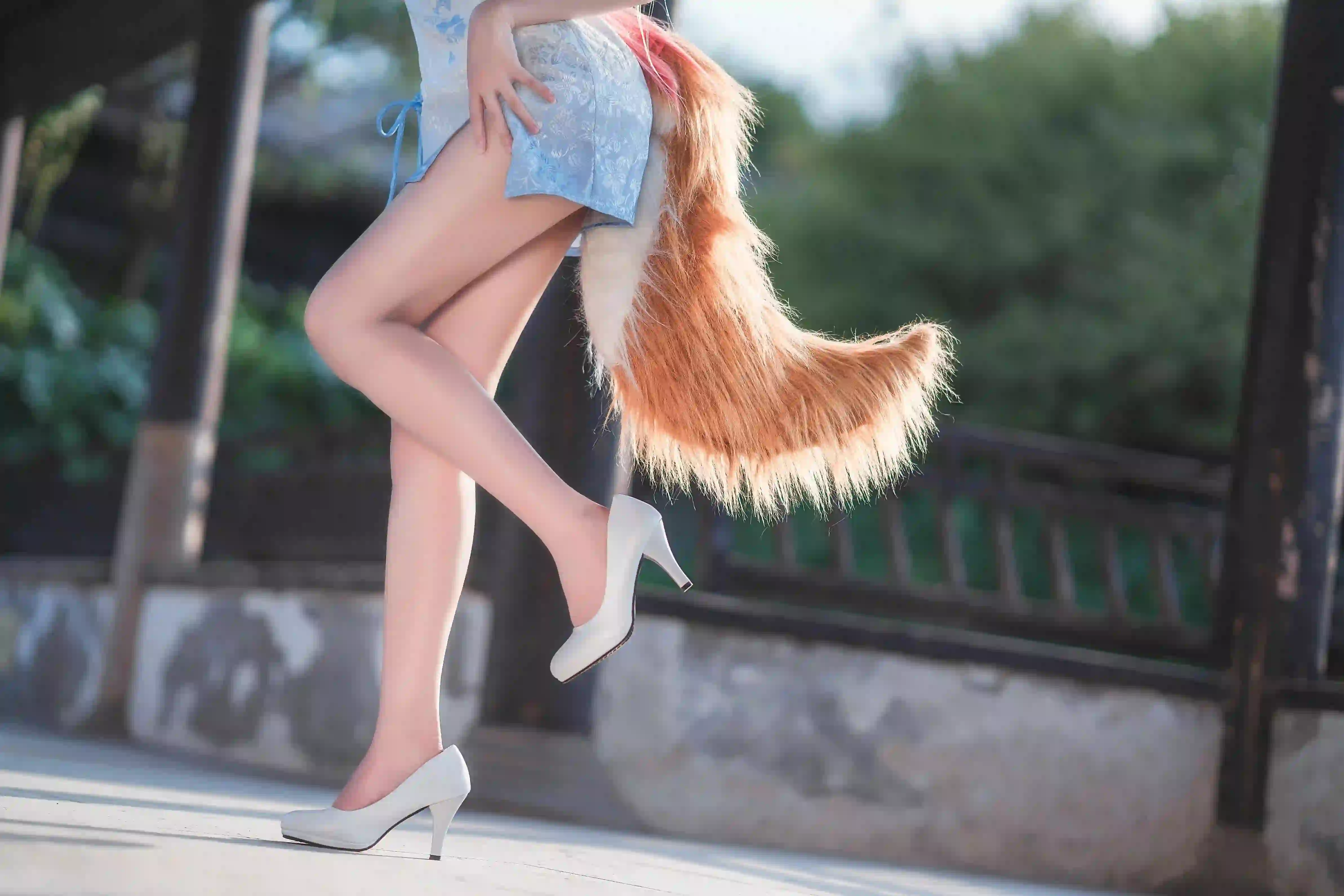 cosplay 长发女孩 狐狸耳朵 尾巴 旗袍 腿