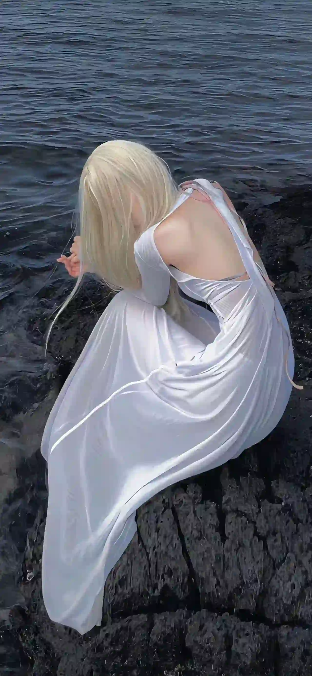 白色吊带长裙女孩 户外 海水