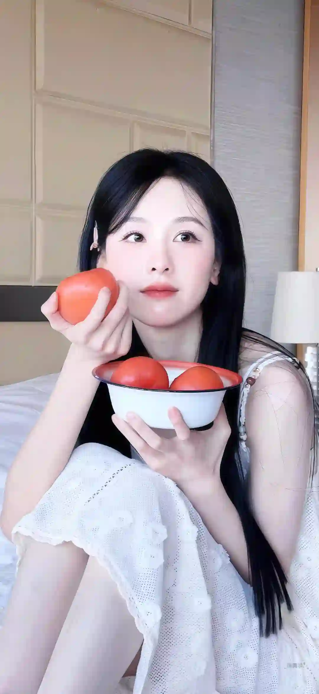 手里拿着水果的清纯女孩 明星壁纸 陈都灵