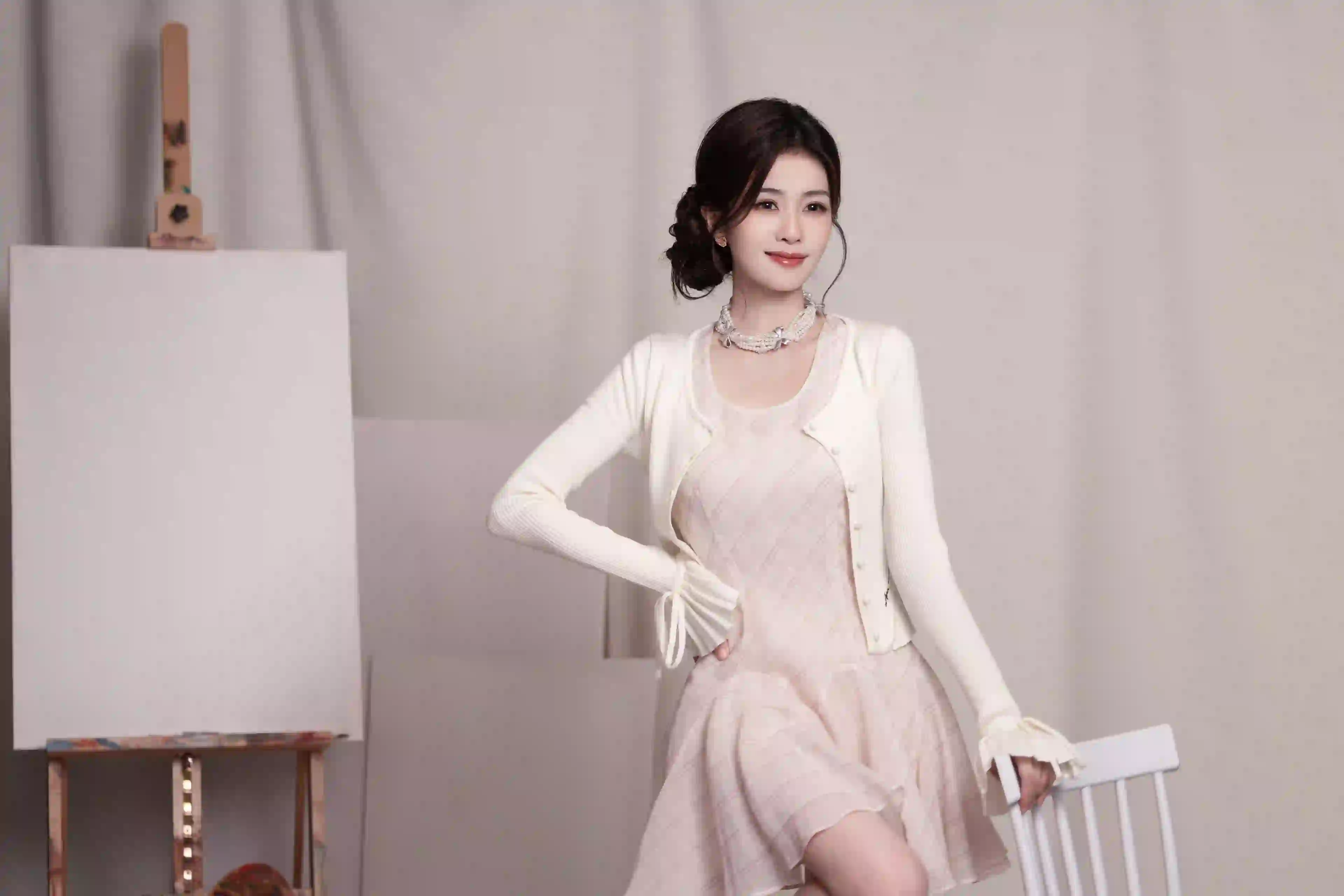 白鹿 室内 温馨 粉红色长裙 白色衣服 甜美女孩