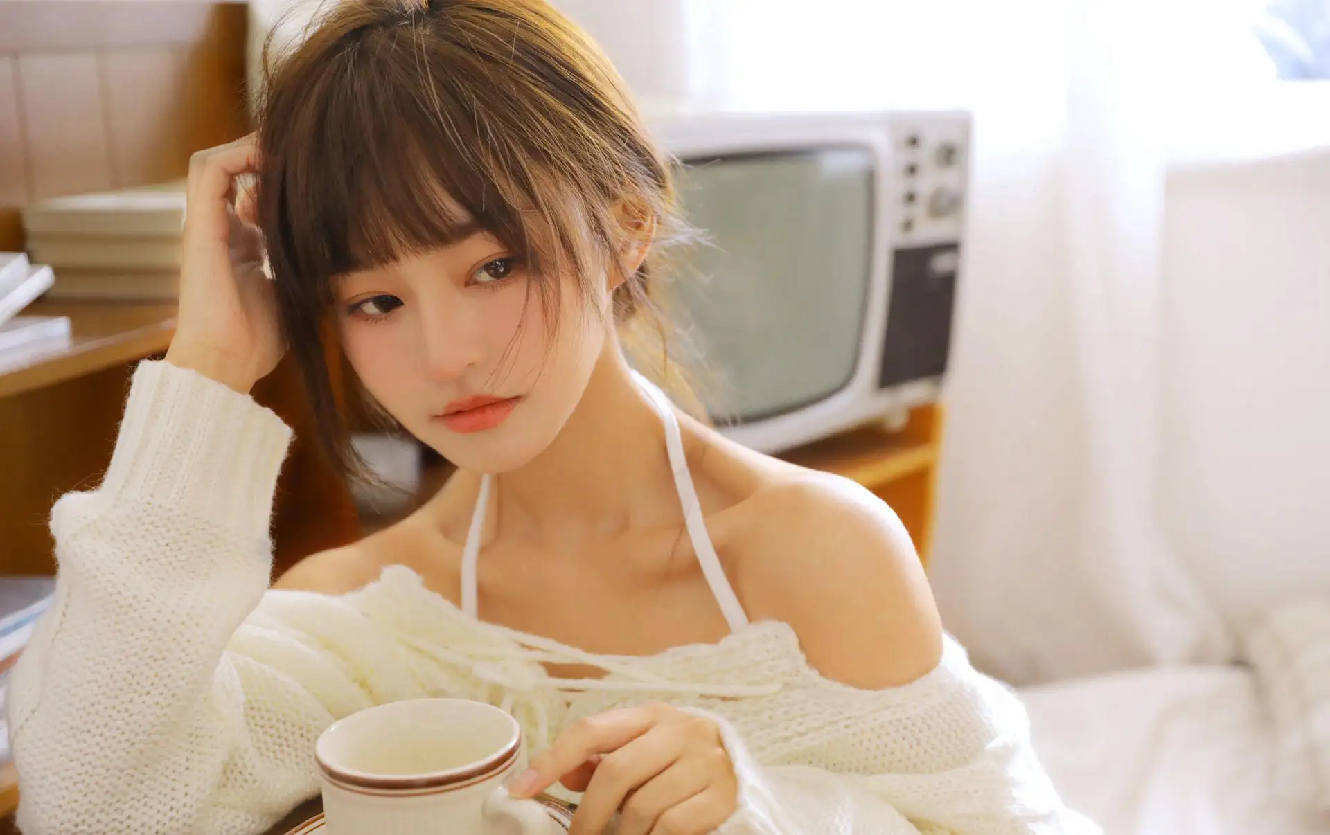 喝咖啡的短发美女