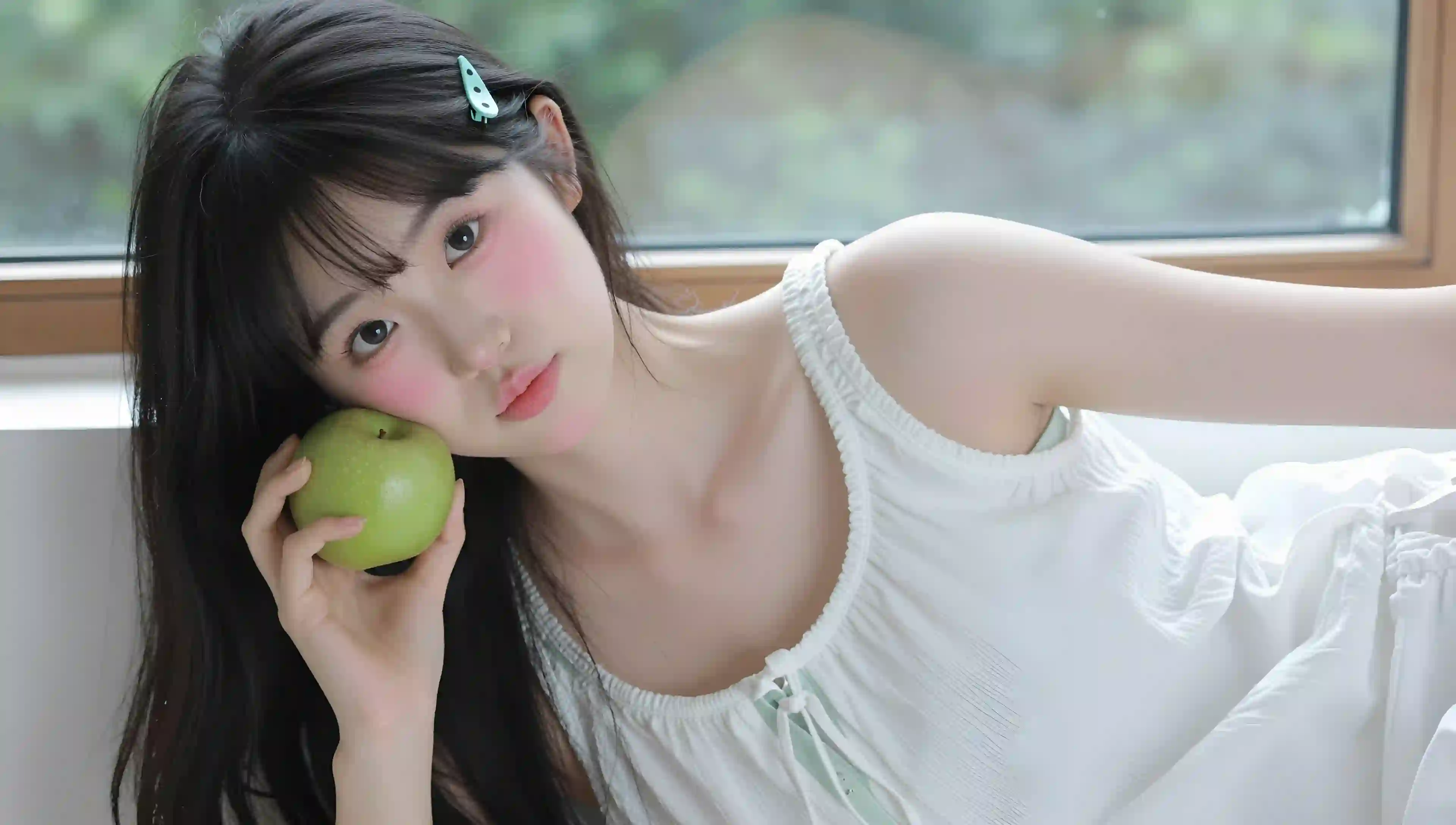 清新少女 窗边 苹果 白色裙子 自然光