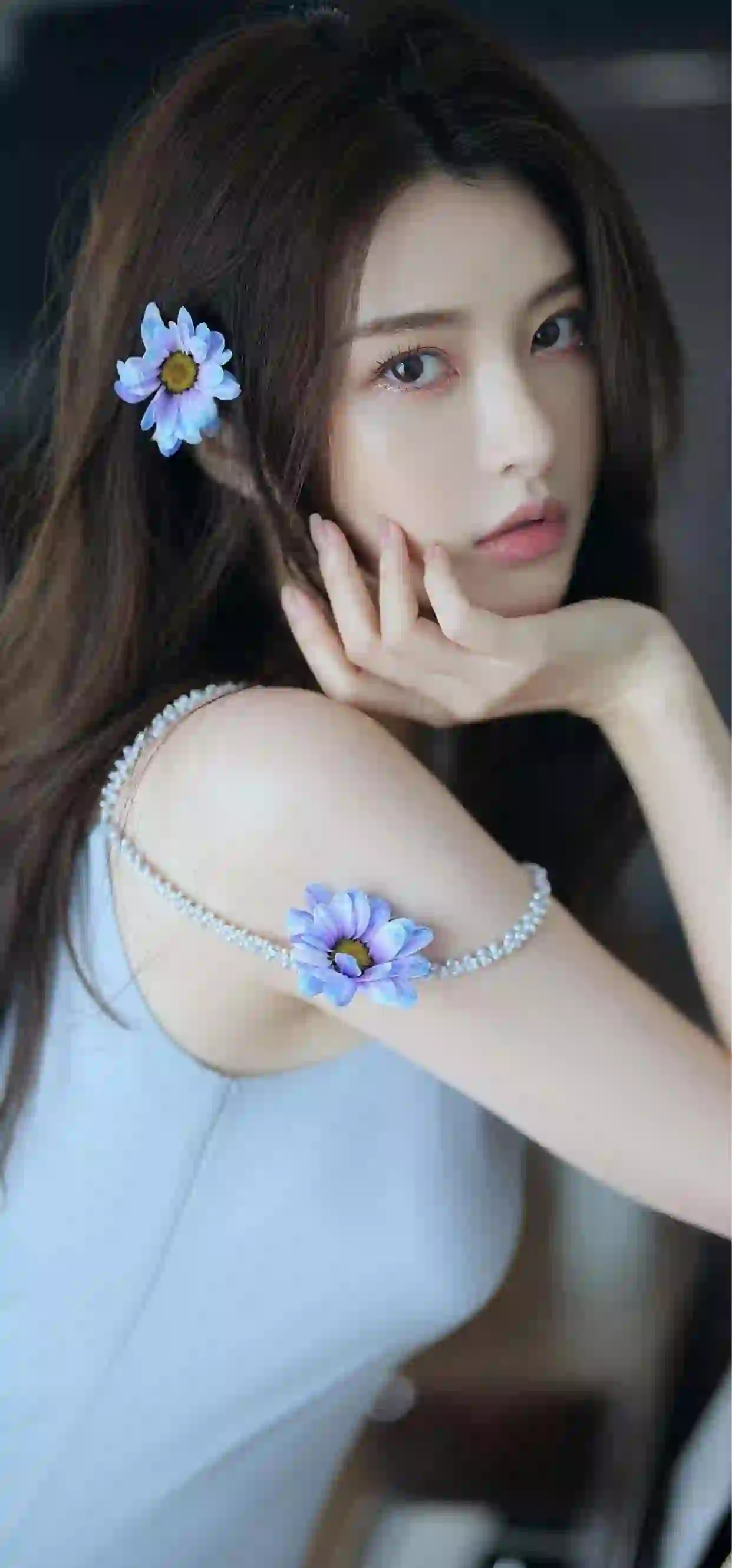 长发清纯美女 花朵 蓝色衣服 小清新