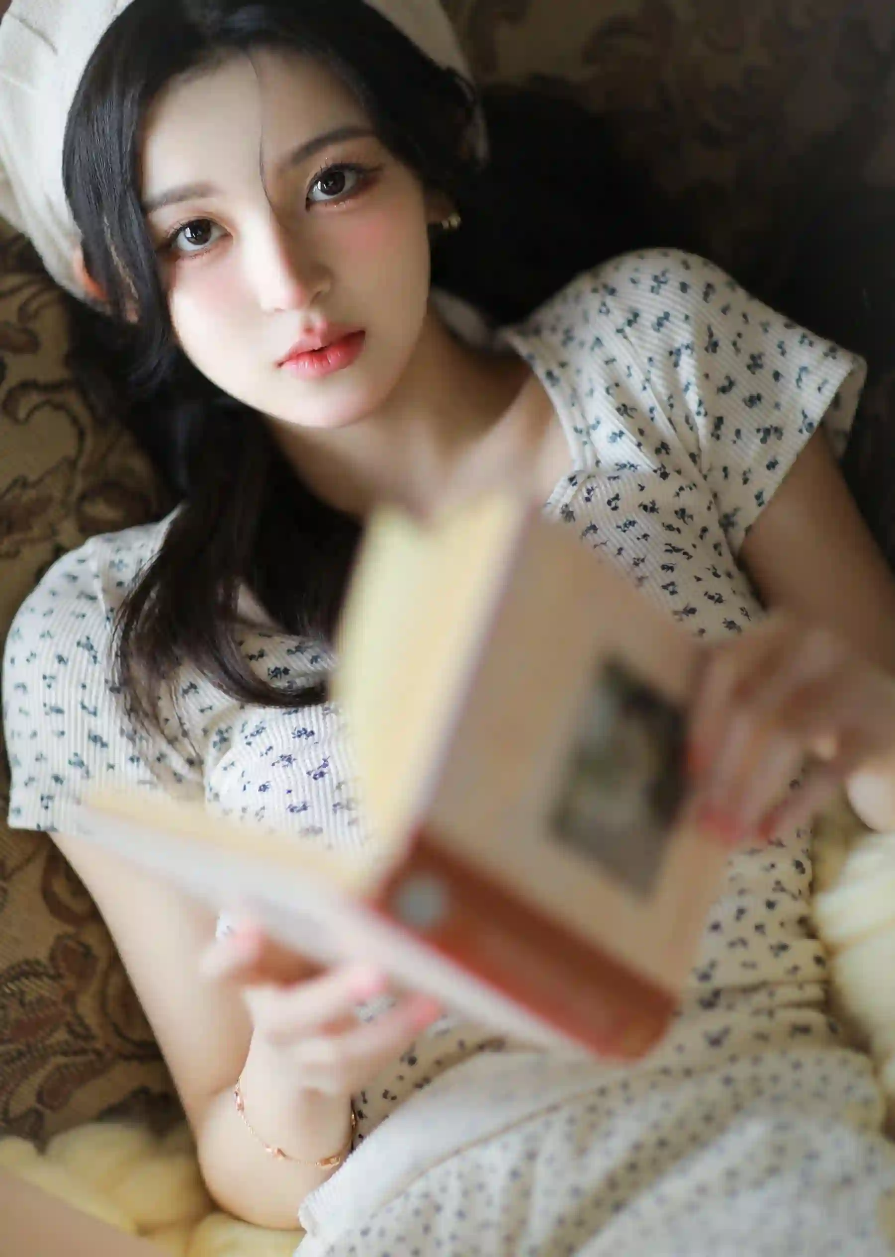 可爱美女 手拿书籍 长发美女 第一视角 