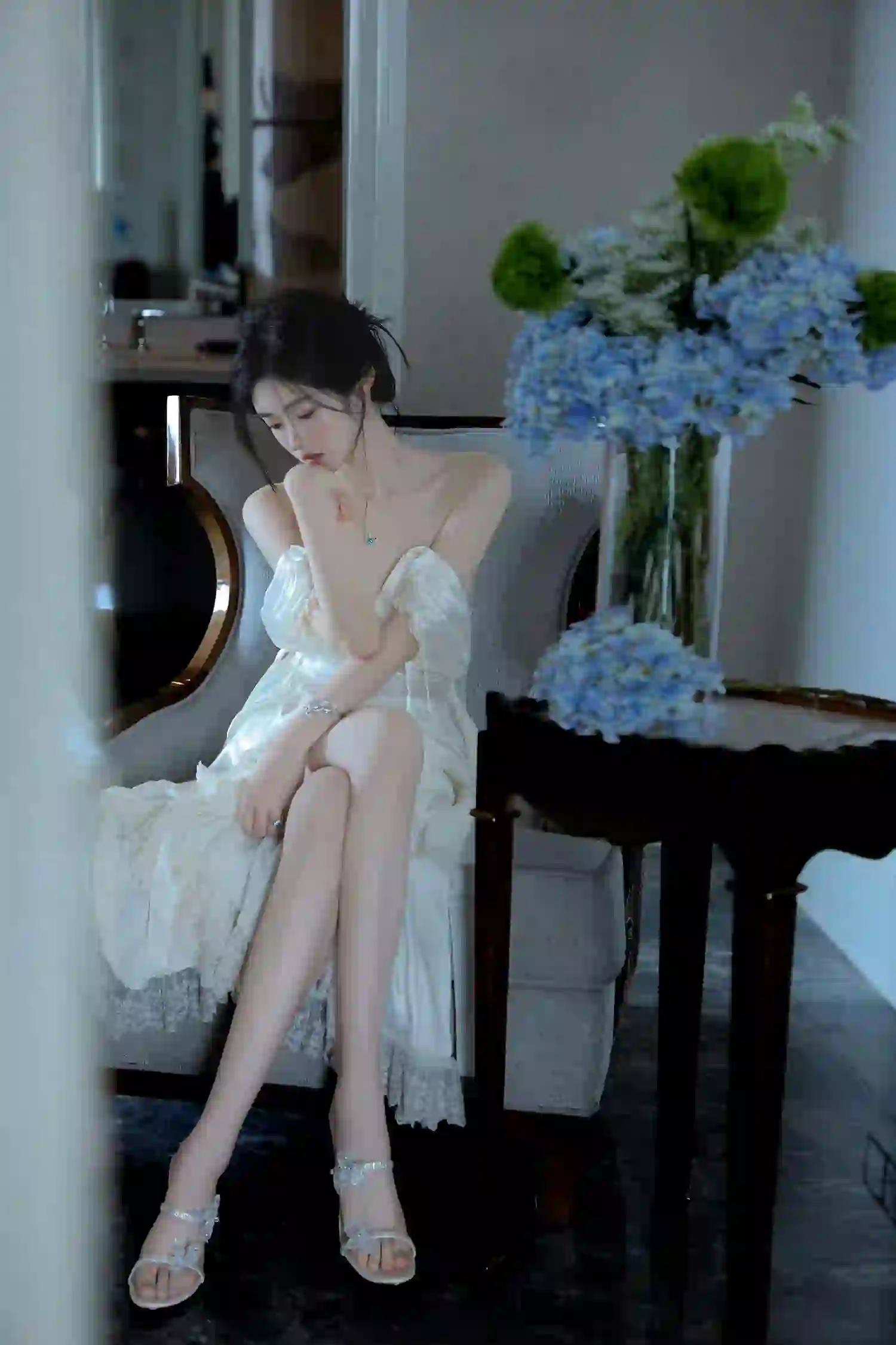 长腿美女 白色长裙 性感白裙美女 居家写真