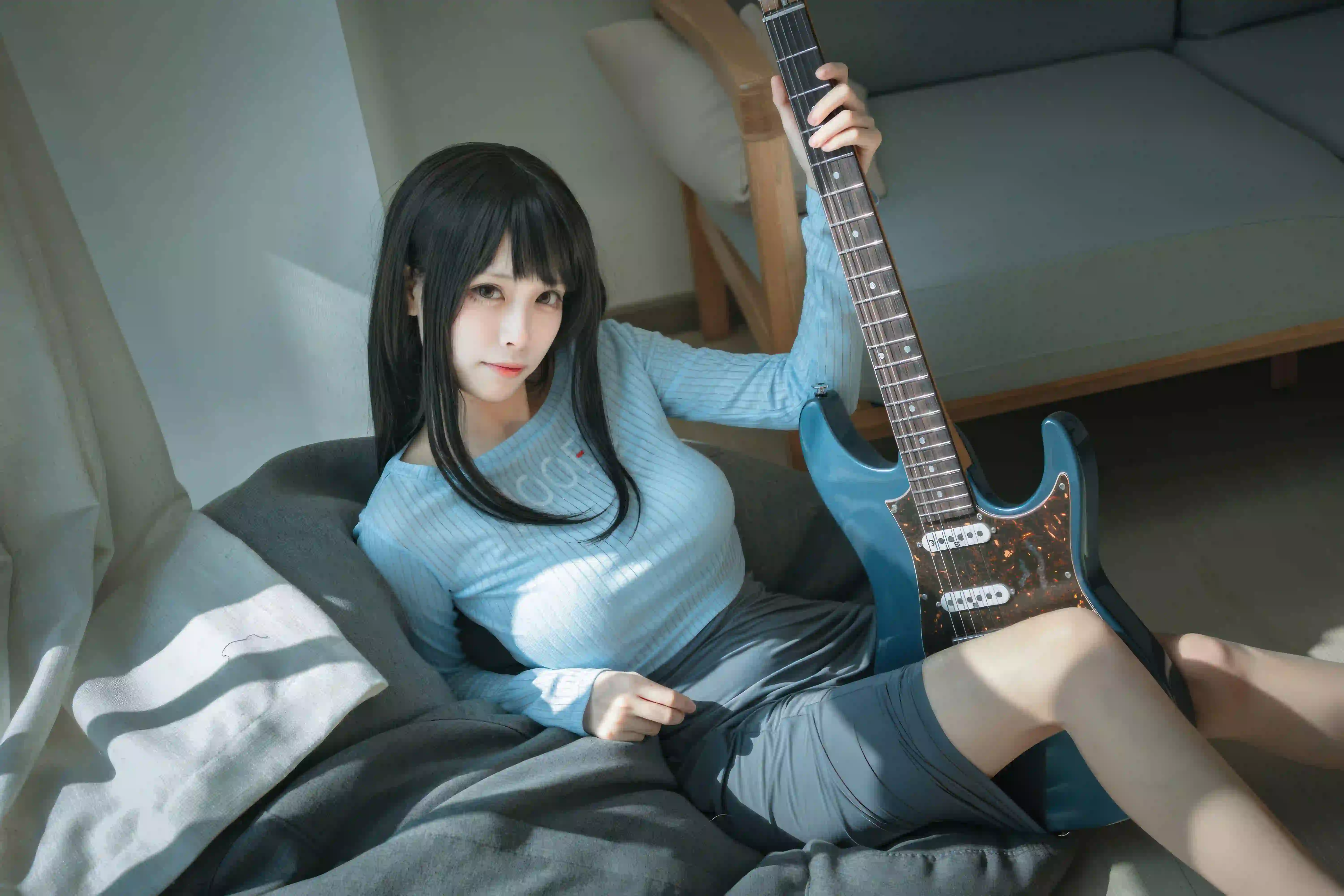长发女孩 蓝色衣服 吉他 可爱 俏皮