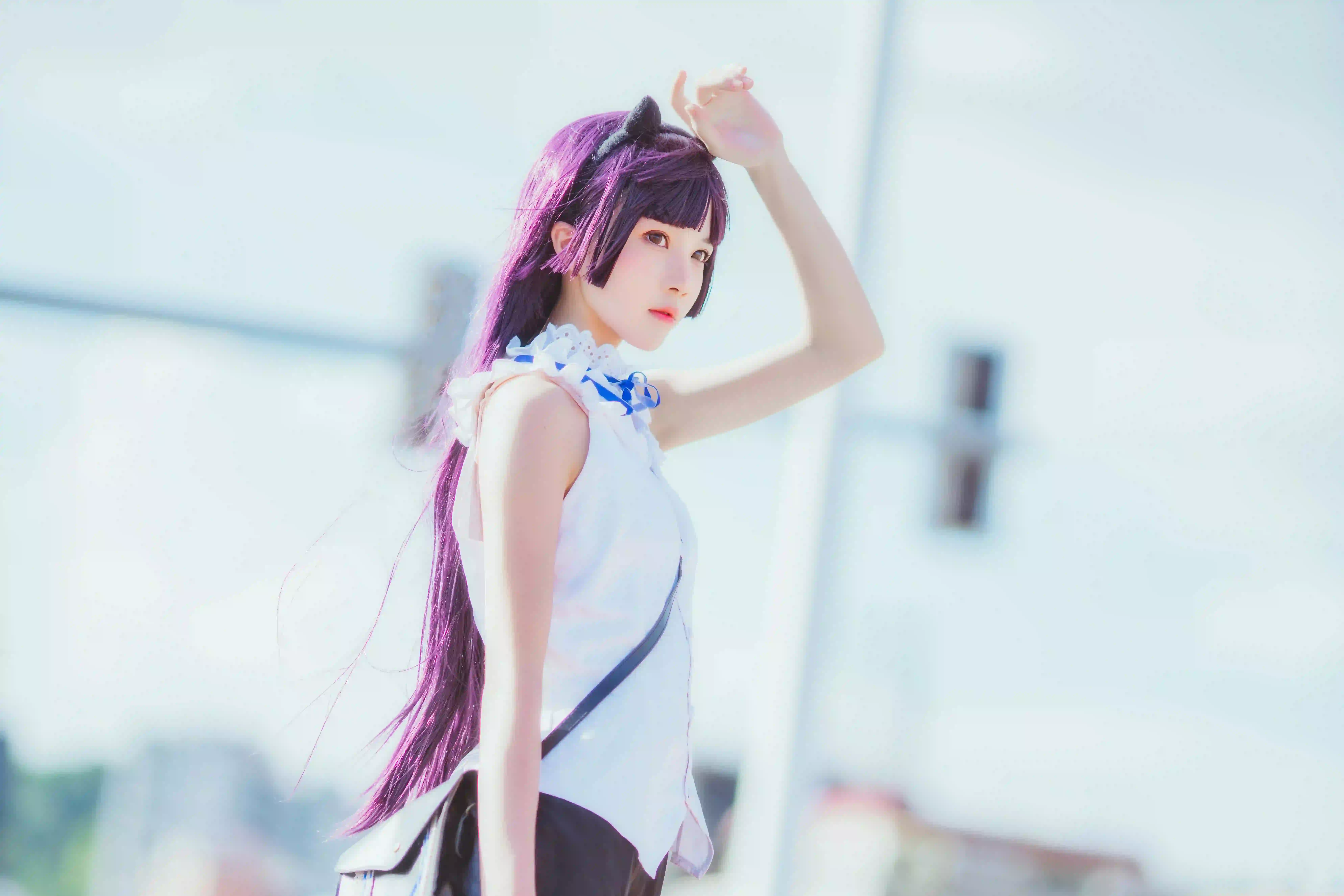 长发美女 户外 白色衣服 黑色短裙 黑丝美腿 白色衣服 紫色头发