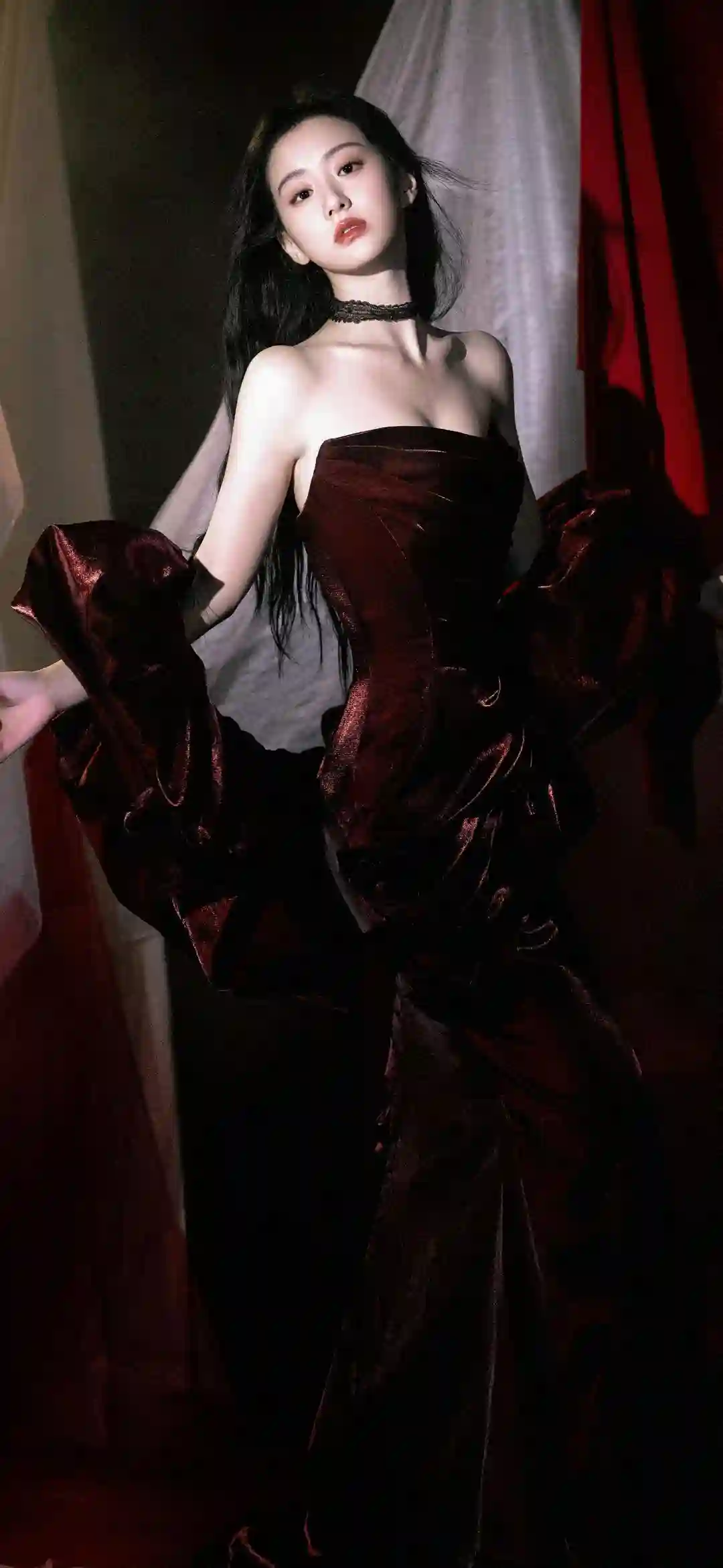 穿着大红裙的性感美女 抹胸穿搭