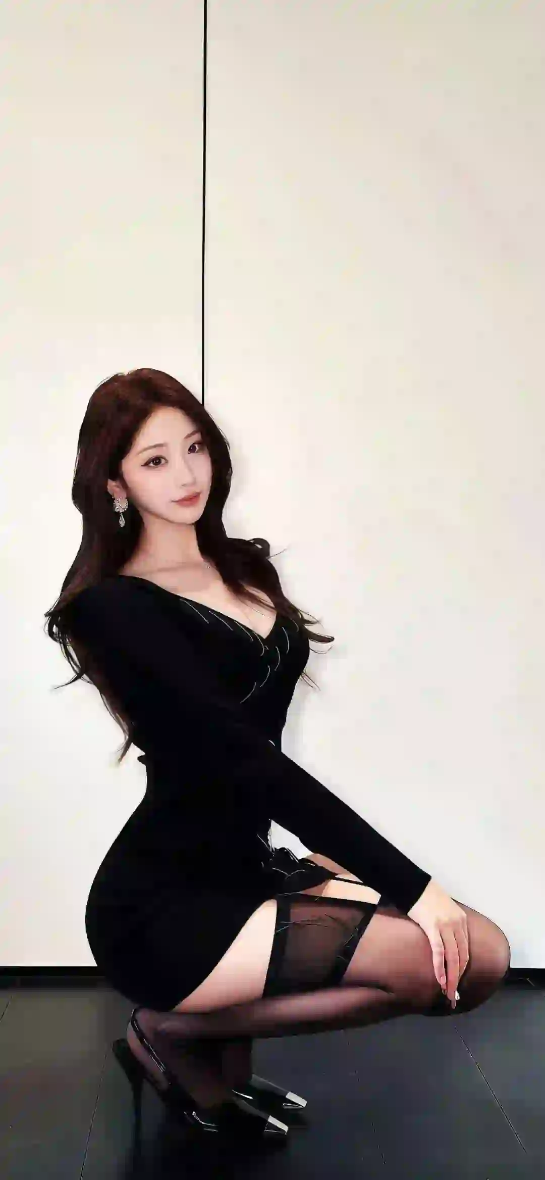 长腿美女 黑色高跟鞋 黑色衣服 黑色丝袜