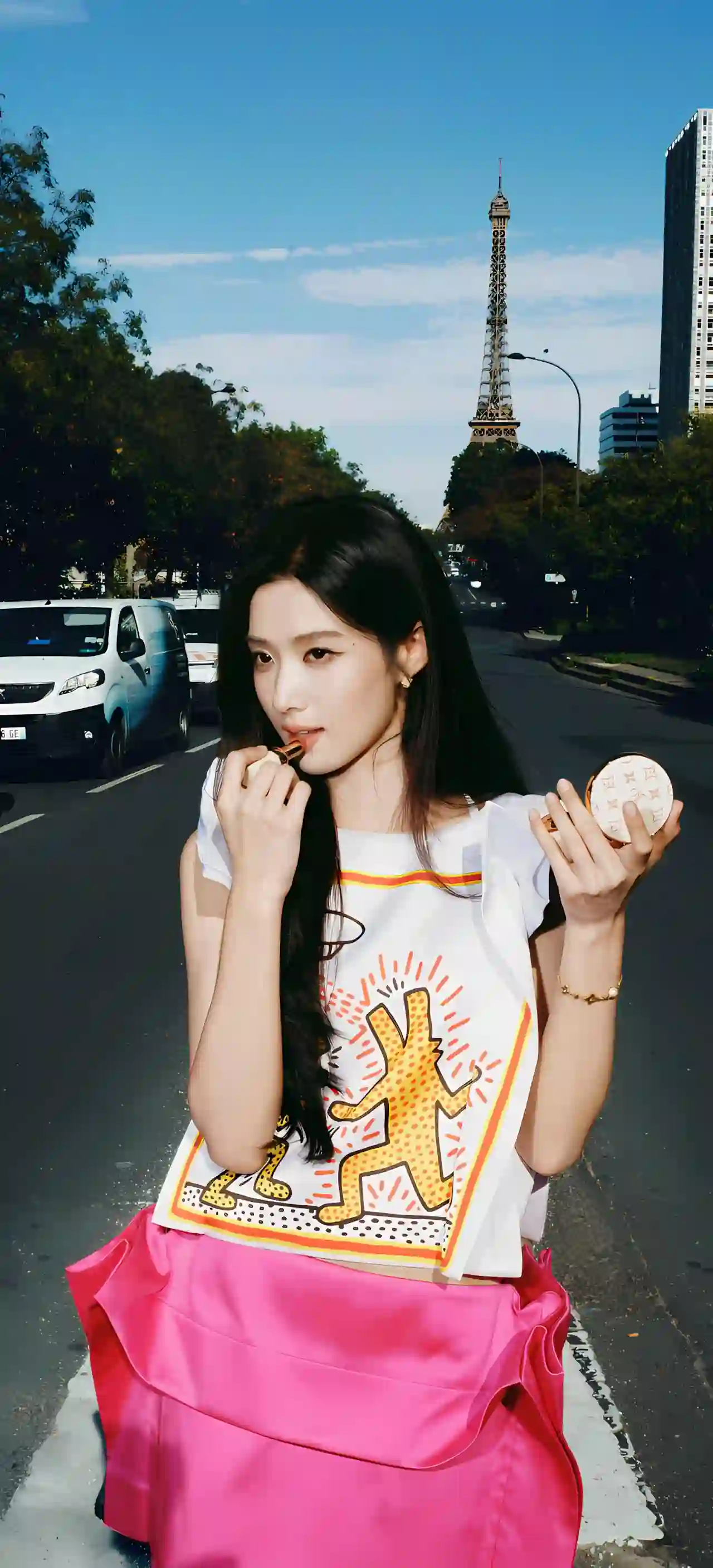 巴黎街拍 时尚美女 粉色裙装 长发女孩 涂口红 埃菲尔铁塔 卢昱晓