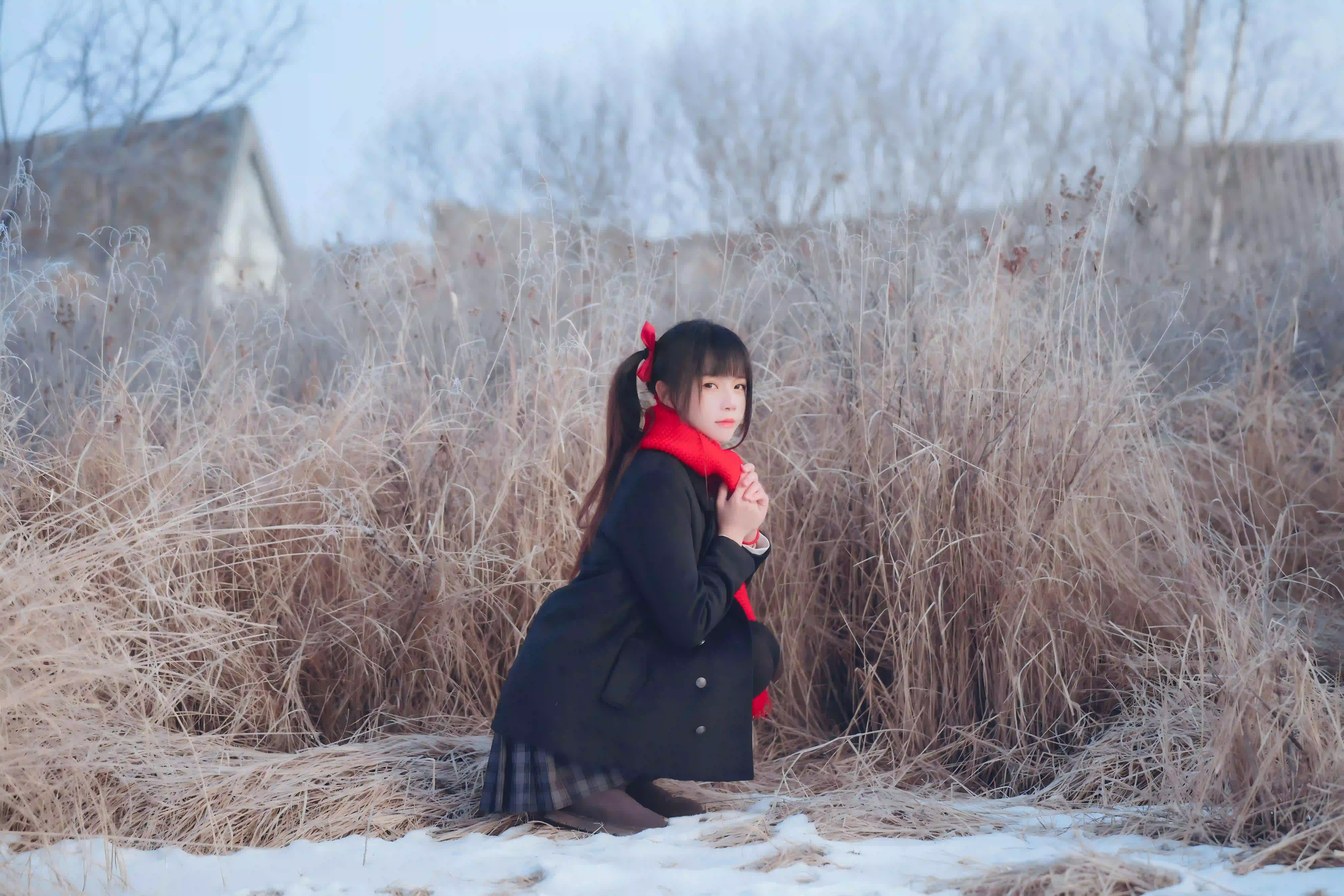 蹲姿 冬日 雪 围巾 红色围巾 jk美女 户外写真 双马尾女孩