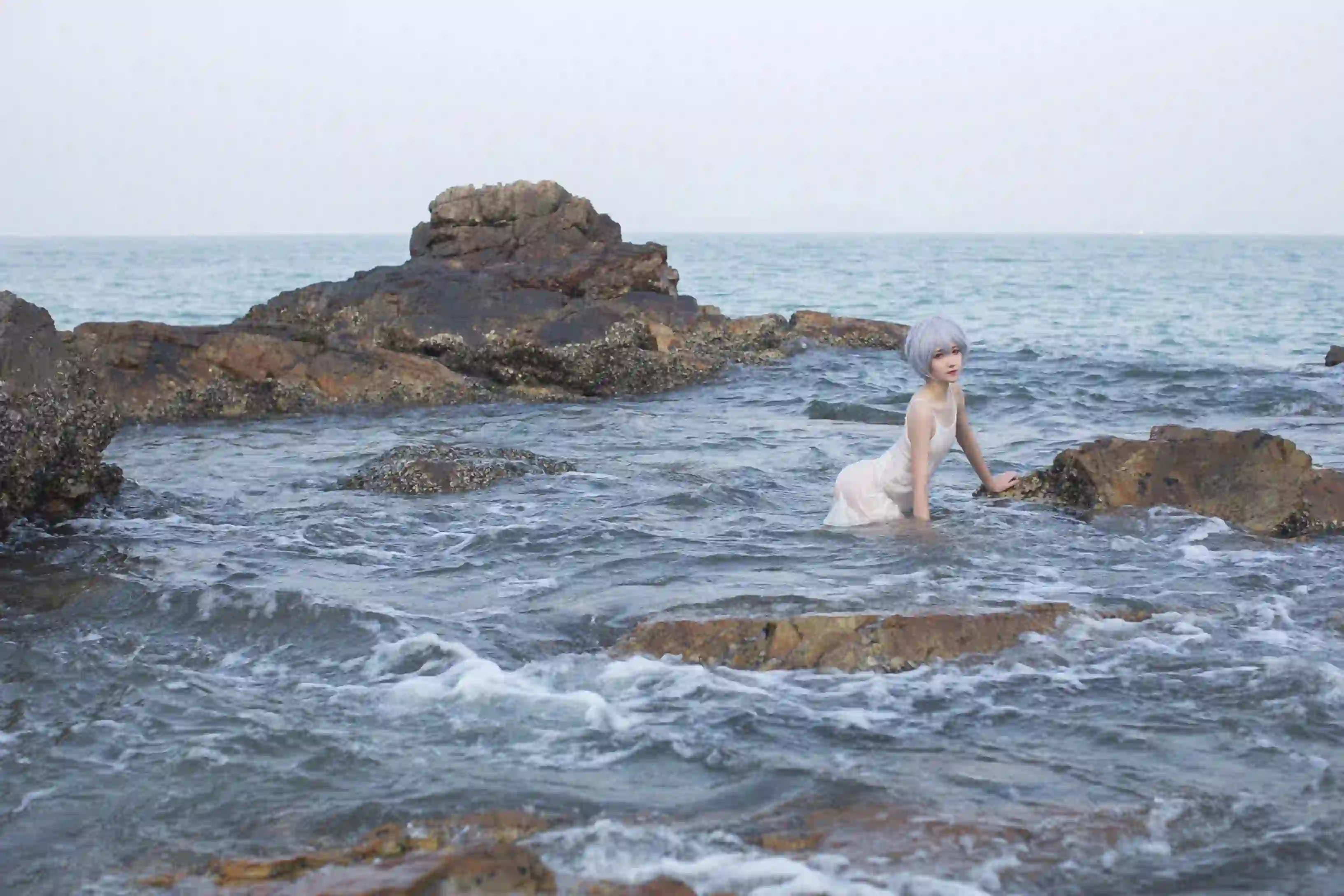蓝色短发 白色裙子 白色裙子 海洋 好身材