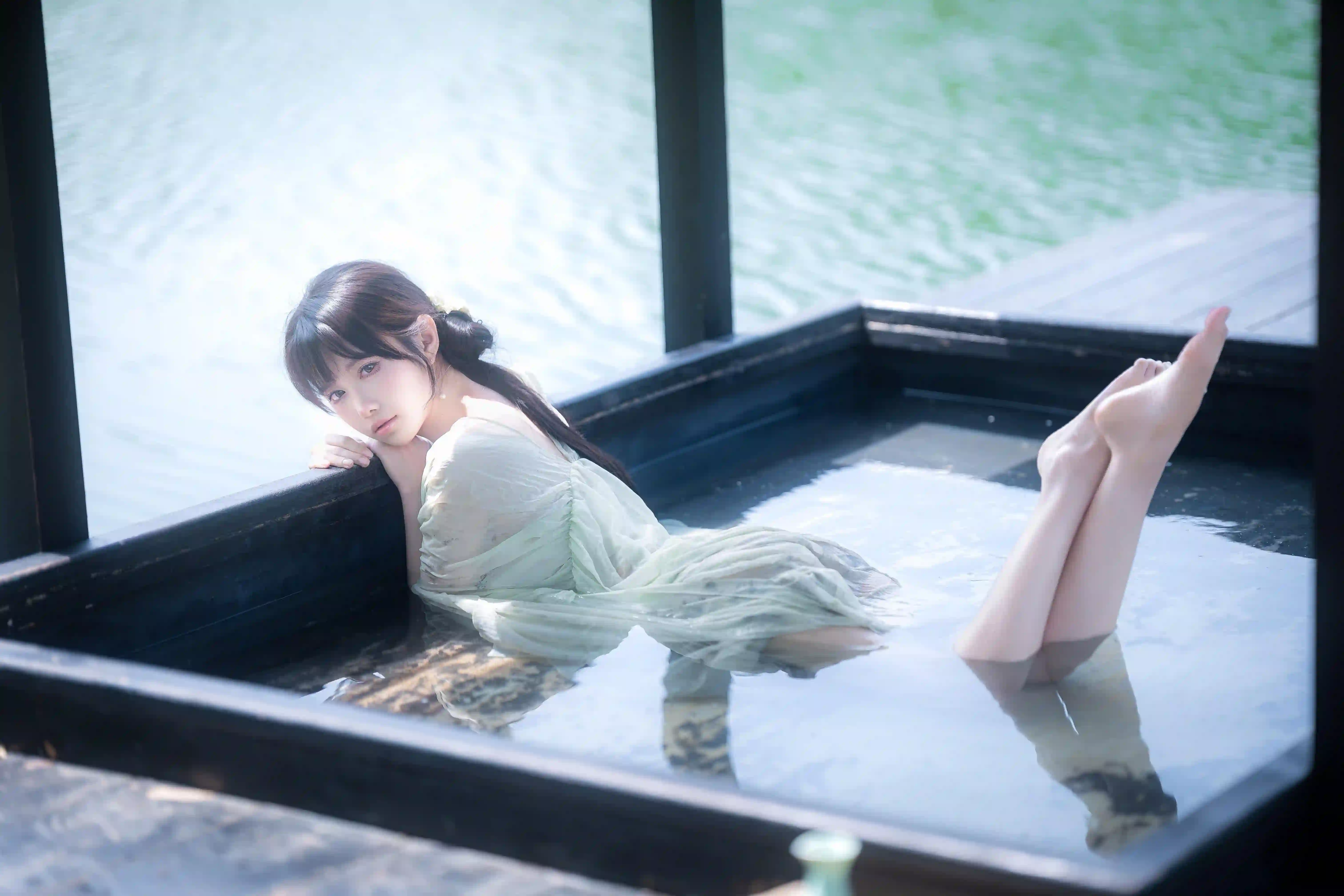 浅绿纱裙 少女 水池 趴卧 唯美写真