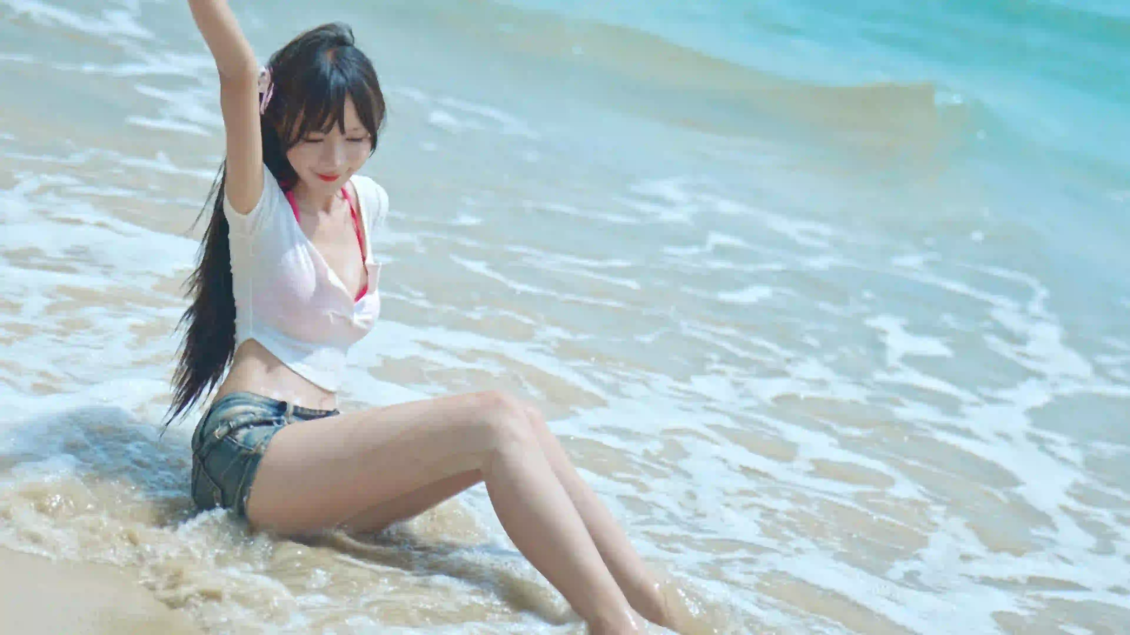 海水 玩水的女孩 长发美腿